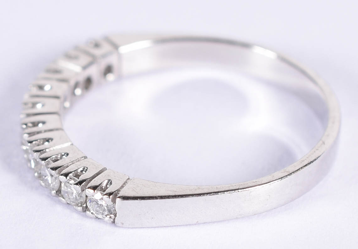 Anel de ouro branco com 10 brilhantes de 0,04 cada, total 0,40 ct... - foto 2 de 3