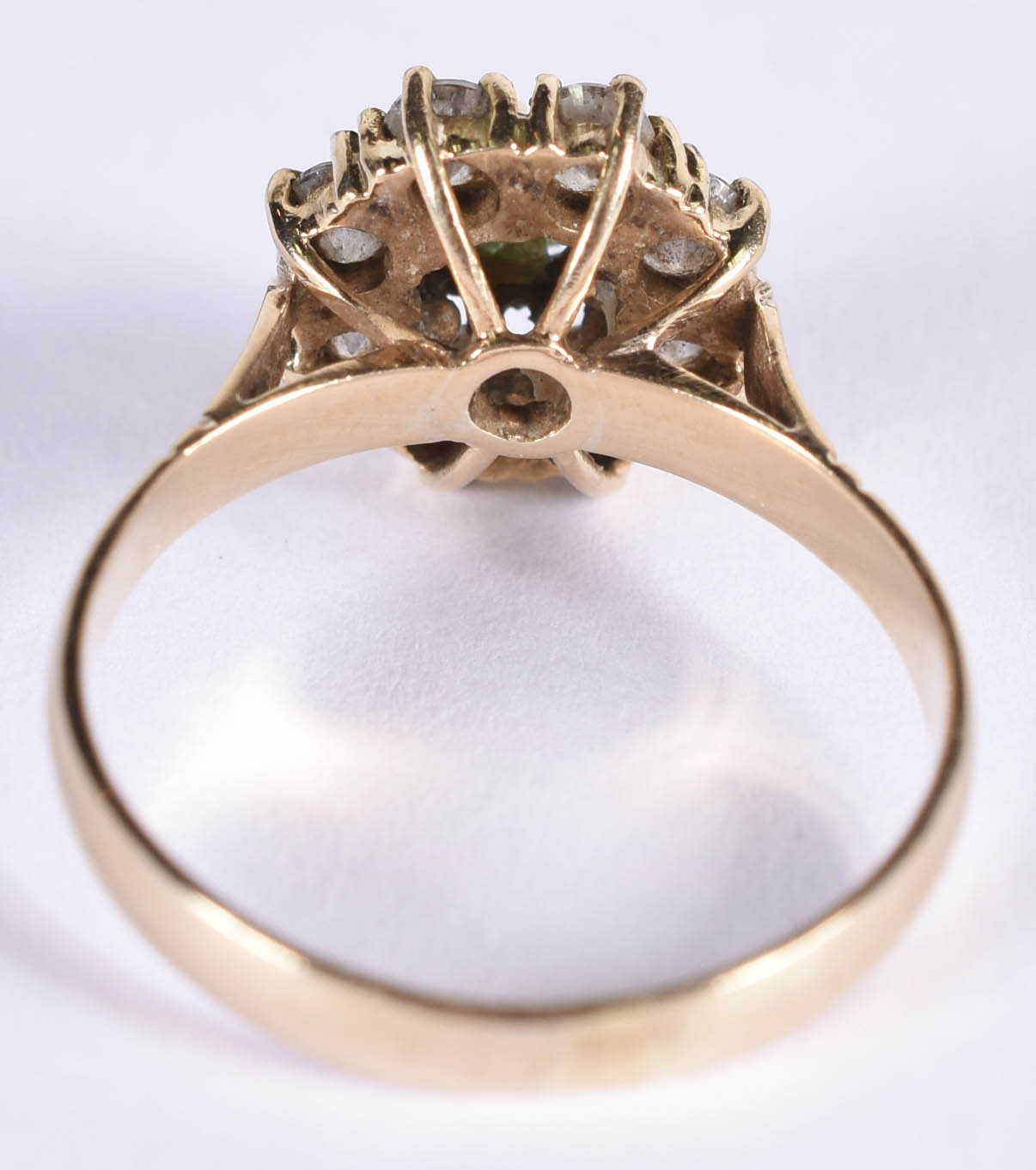 Anel de ouro amarelo 18 k com 8 safiras brancas e 1 esmeralda, aro 19... - foto 3 de 3