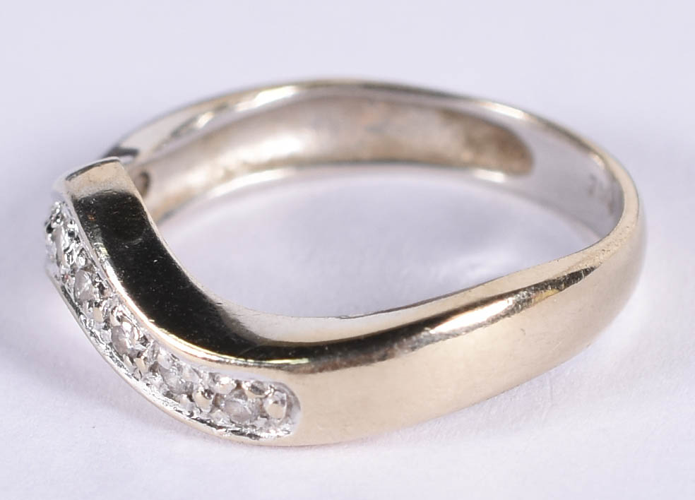 Anel de ouro 750 com 9 brilhantes, aro 15 (por motivos de segurança a... - foto 2 de 4