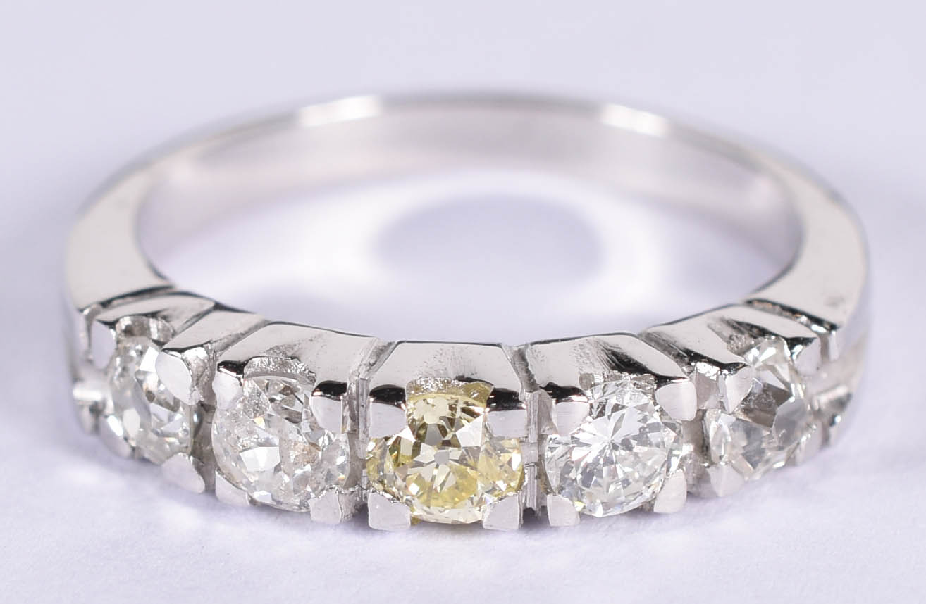 Anel de ouro branco com 5 brilhantes de aproximadamente 0,20 ct... - foto 1 de 3