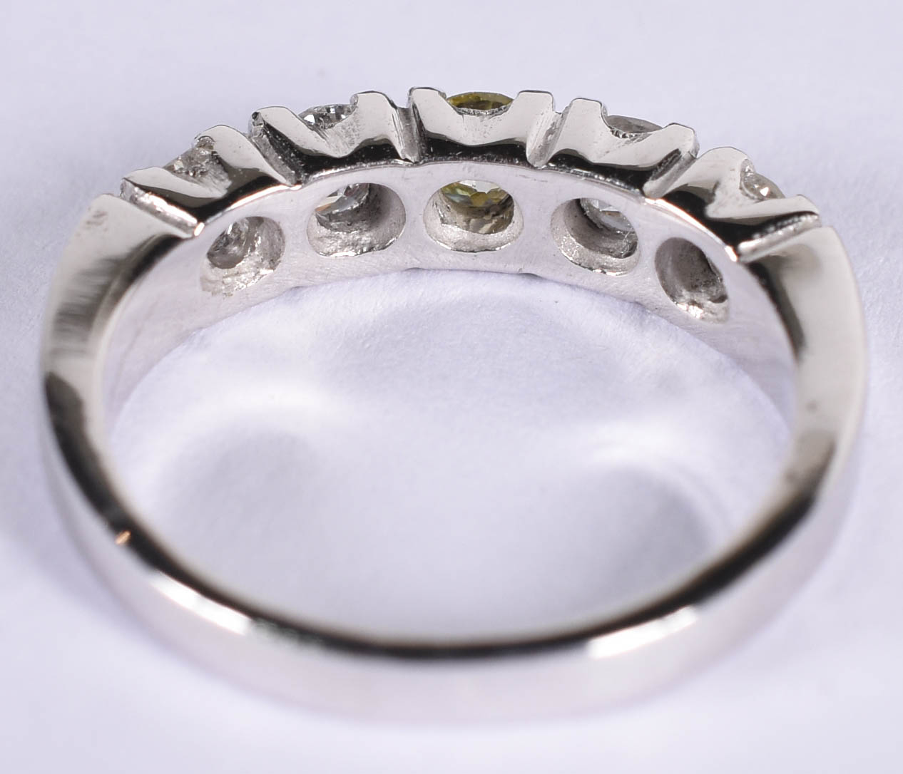 Anel de ouro branco com 5 brilhantes de aproximadamente 0,20 ct... - foto 3 de 3