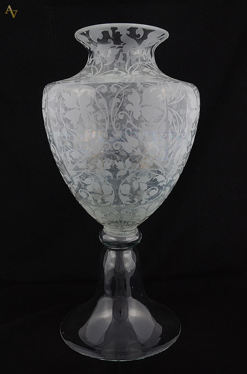 Grande vaso de vidro decorado com folhagens foscas. Altura 50,5 cm.