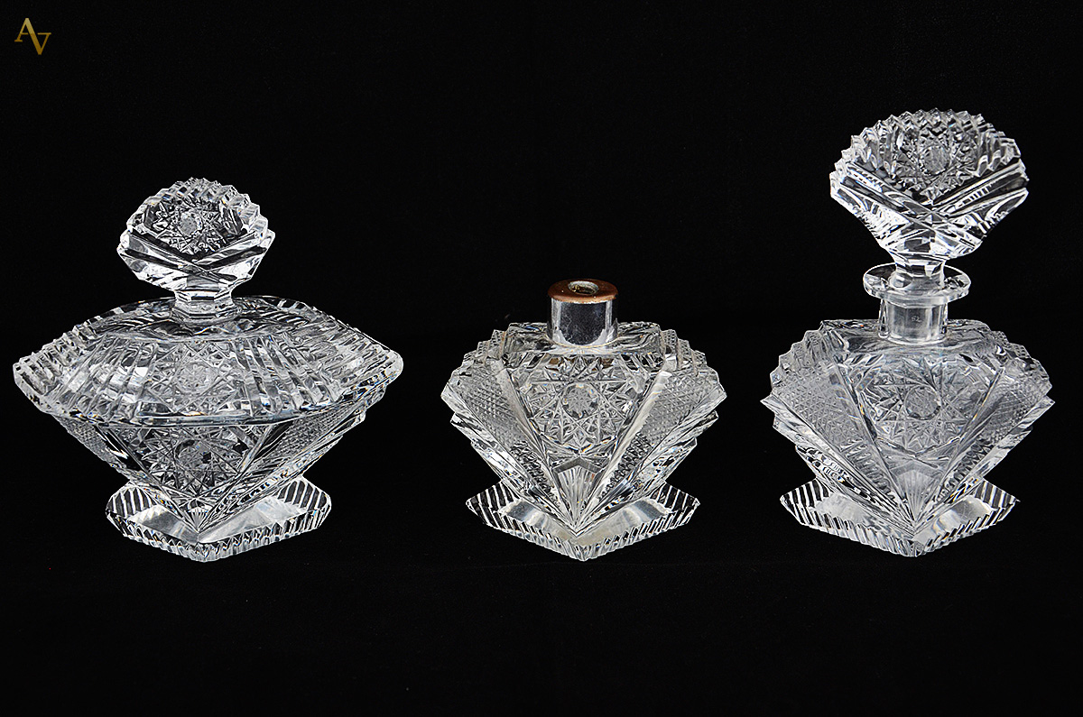 Conjunto com 3 perfumeiros de cristal. Alturas 10 cm, 15 cm e 17 cm... - foto 1 de 3