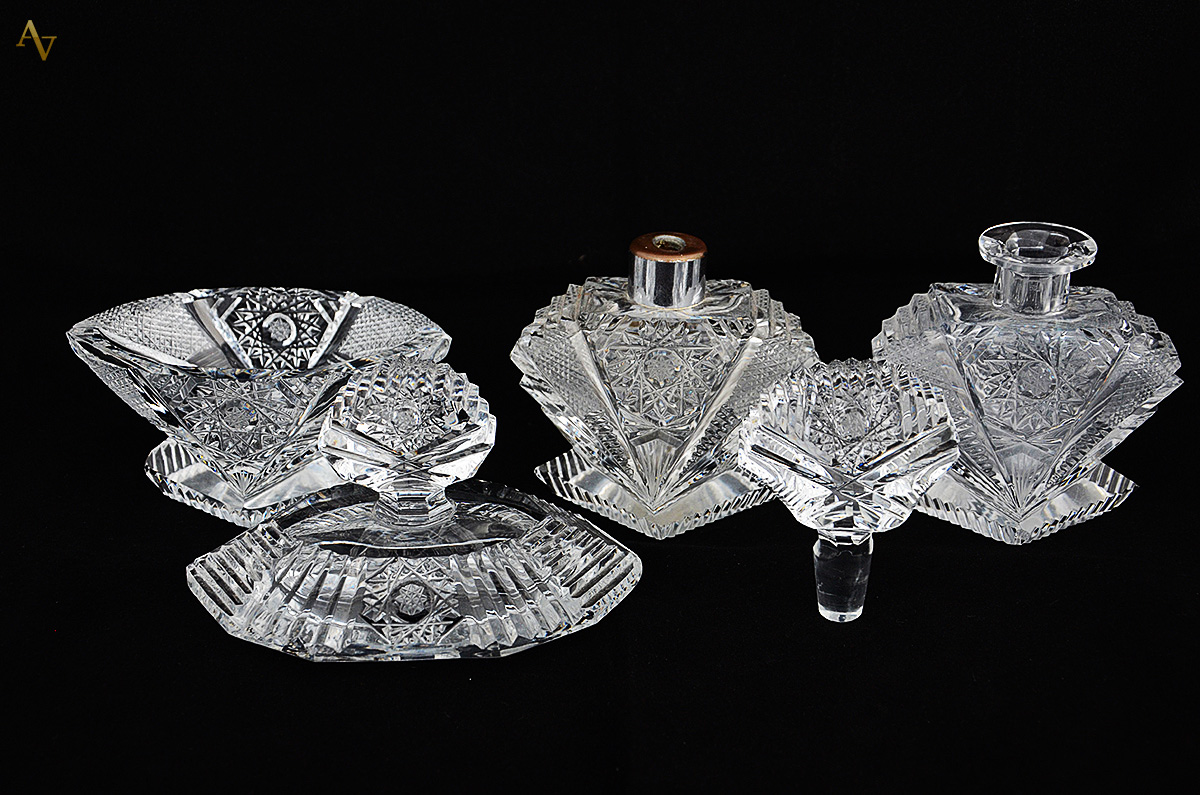 Conjunto com 3 perfumeiros de cristal. Alturas 10 cm, 15 cm e 17 cm... - foto 2 de 3