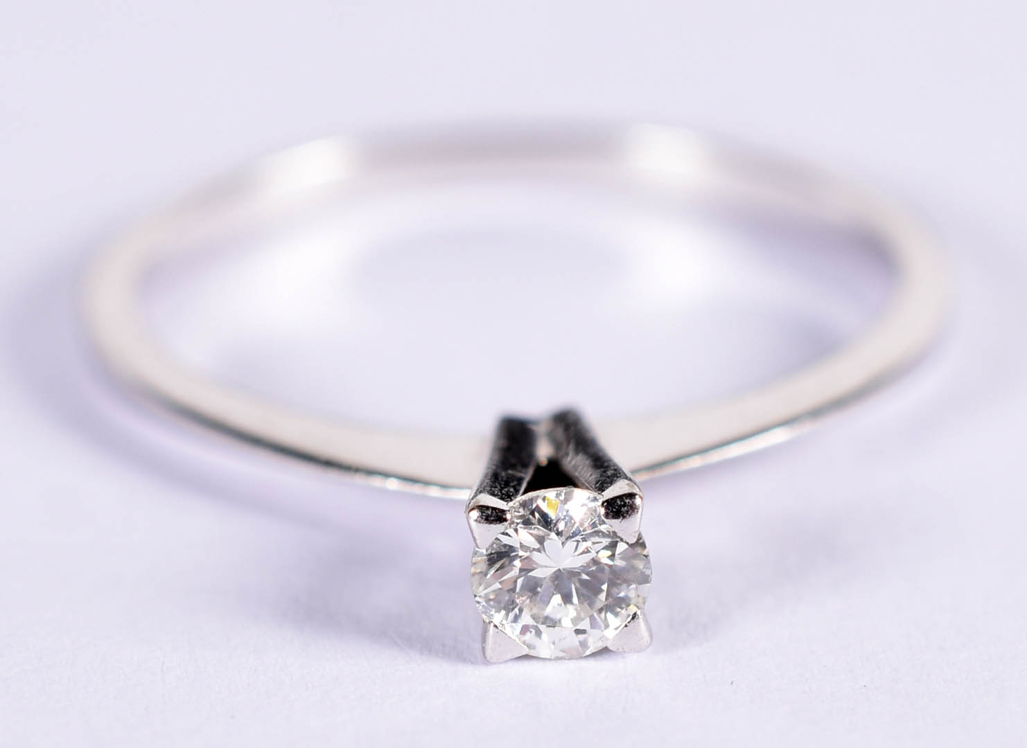 Anel solitário de ouro branco com 1 brilhante de 0,20 ct, aro 18 (por... - foto 1 de 3