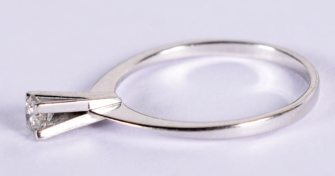 Anel solitário de ouro branco com 1 brilhante de 0,20 ct, aro 18 (por... - foto 2 de 3