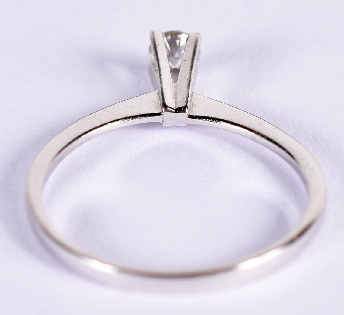 Anel solitário de ouro branco com 1 brilhante de 0,20 ct, aro 18 (por... - foto 3 de 3