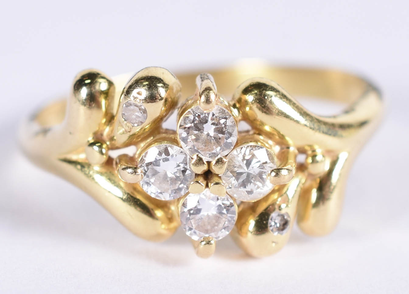 Anel de ouro amarelo 750 com 4 brilhantes de 0,10 ct, total 0,40 ct... - foto 1 de 3