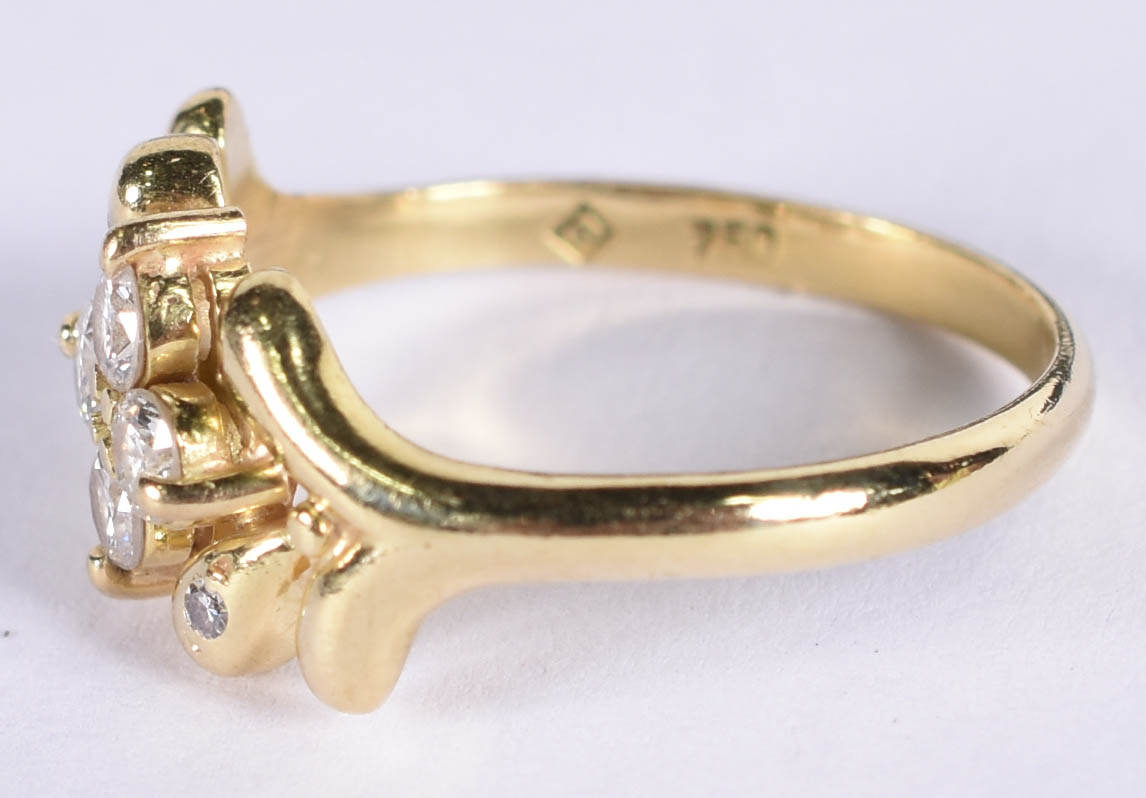 Anel de ouro amarelo 750 com 4 brilhantes de 0,10 ct, total 0,40 ct... - foto 2 de 3
