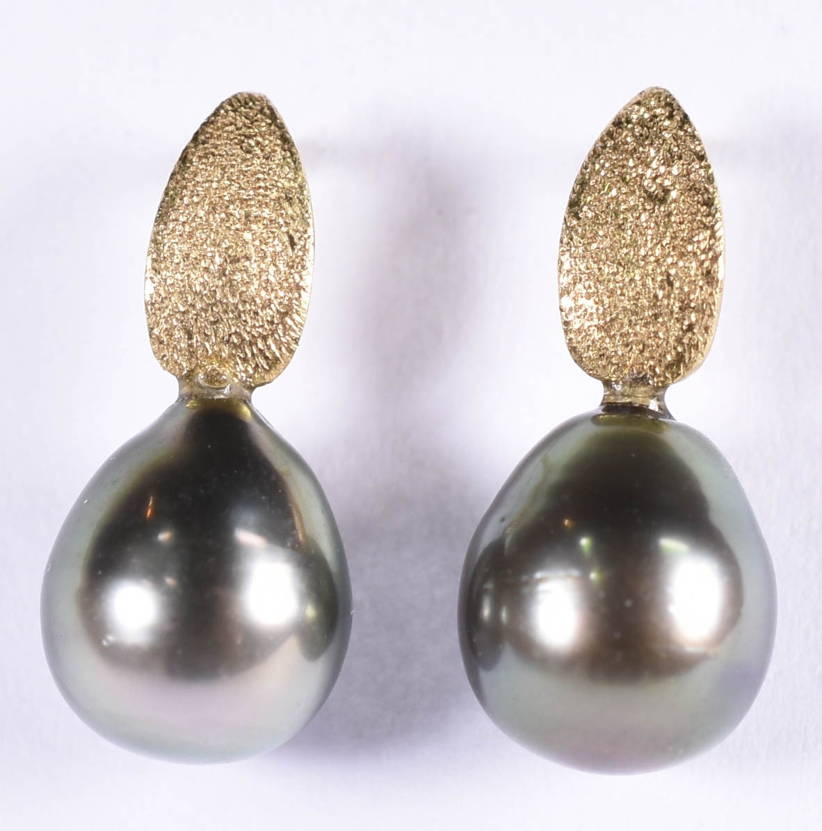 Par de brincos de ouro amarelo 750 e 3 pérolas negras (por motivos de... - foto 1 de 3