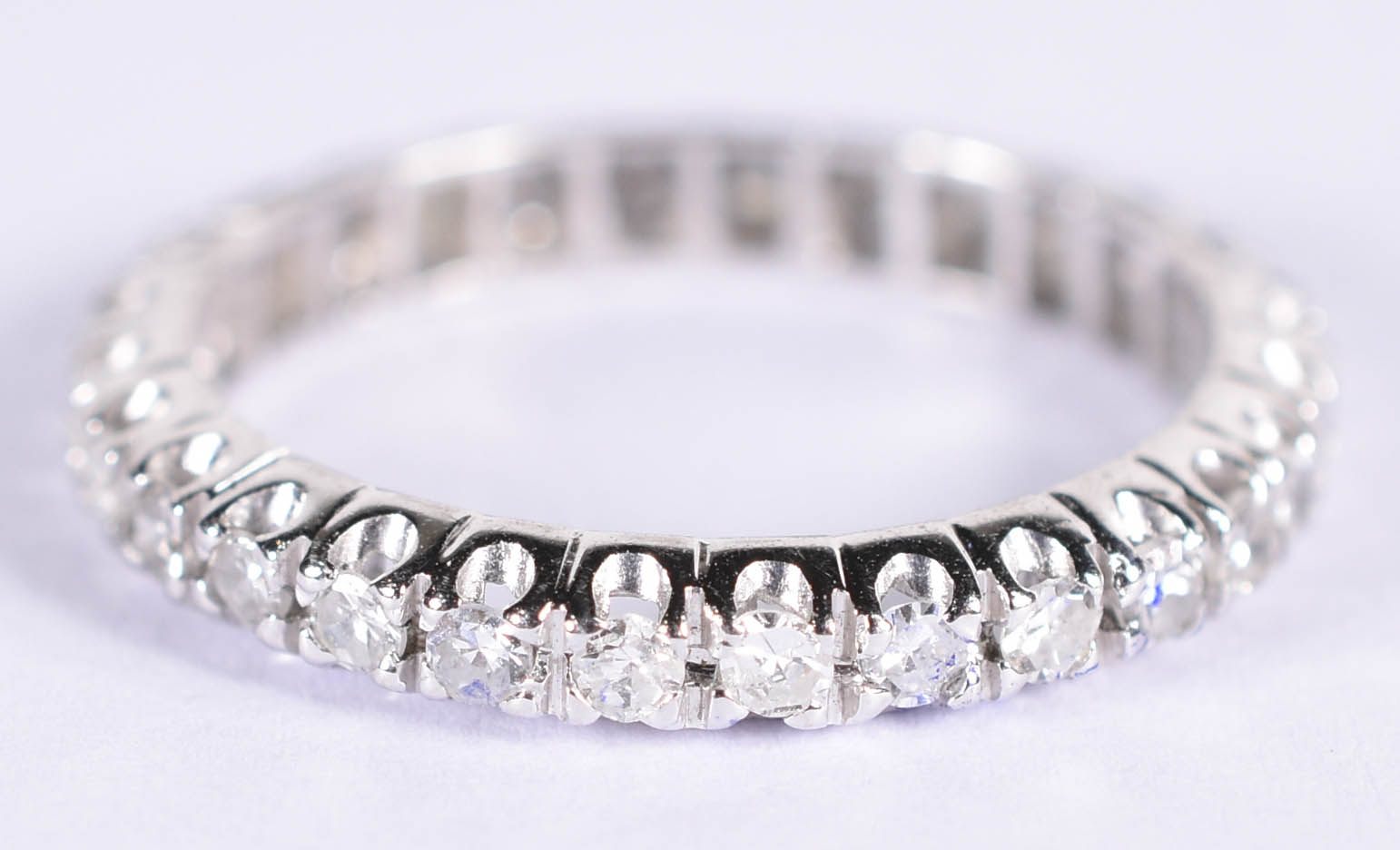 Anel de ouro branco com 27 brilhantes de aproximadamente 0,05 ct... - foto 1 de 3