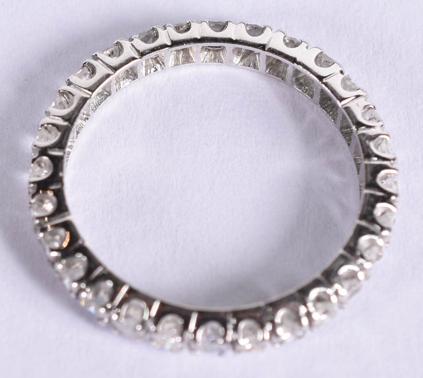 Anel de ouro branco com 27 brilhantes de aproximadamente 0,05 ct... - foto 2 de 3