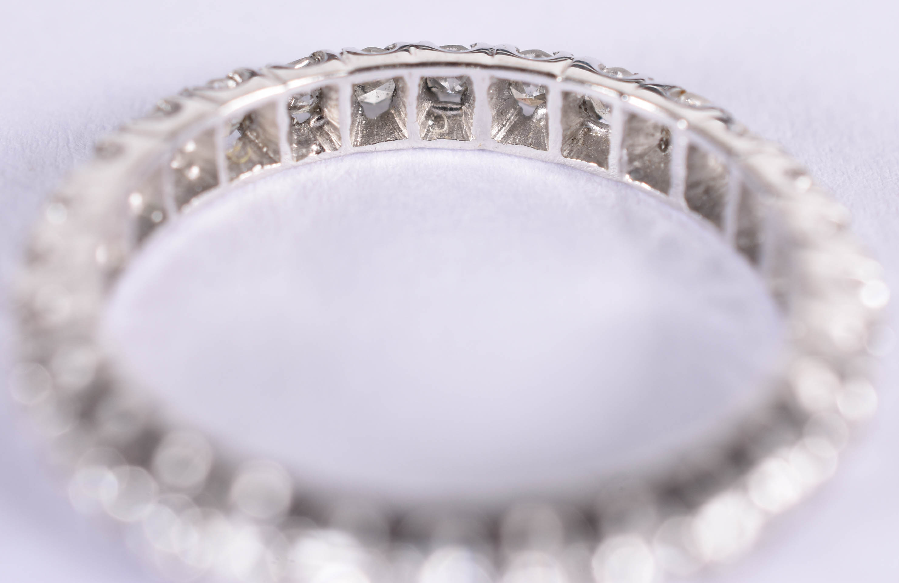Anel de ouro branco com 27 brilhantes de aproximadamente 0,05 ct... - foto 3 de 3