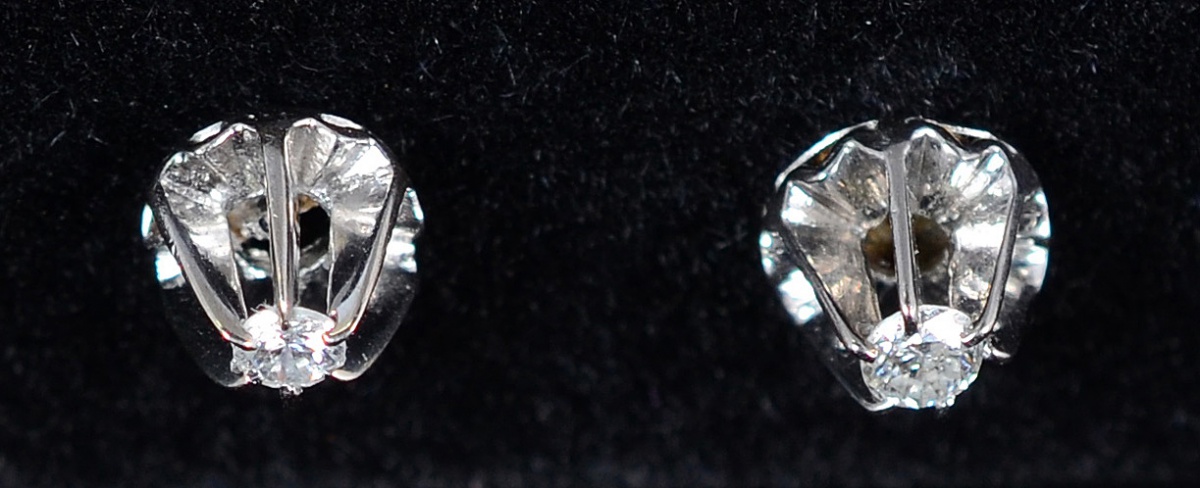 Par de brincos de ouro branco com dois brilhantes com 0,08 ct - 1,8 g.