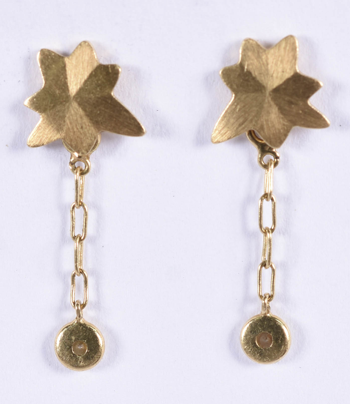 Par de brincos de ouro amarelo 18 k com 2 brilhantes (por motivos de... - foto 1 de 6