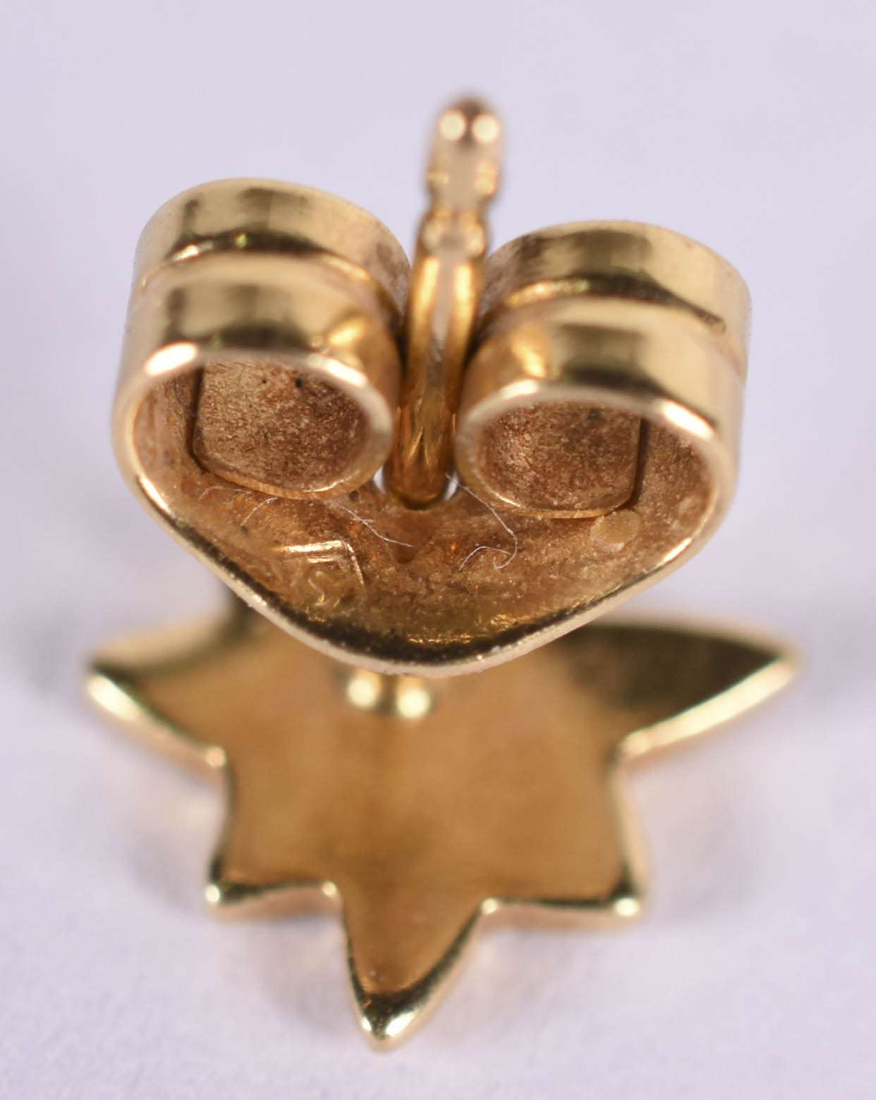 Par de brincos de ouro amarelo 18 k com 2 brilhantes (por motivos de... - foto 2 de 6