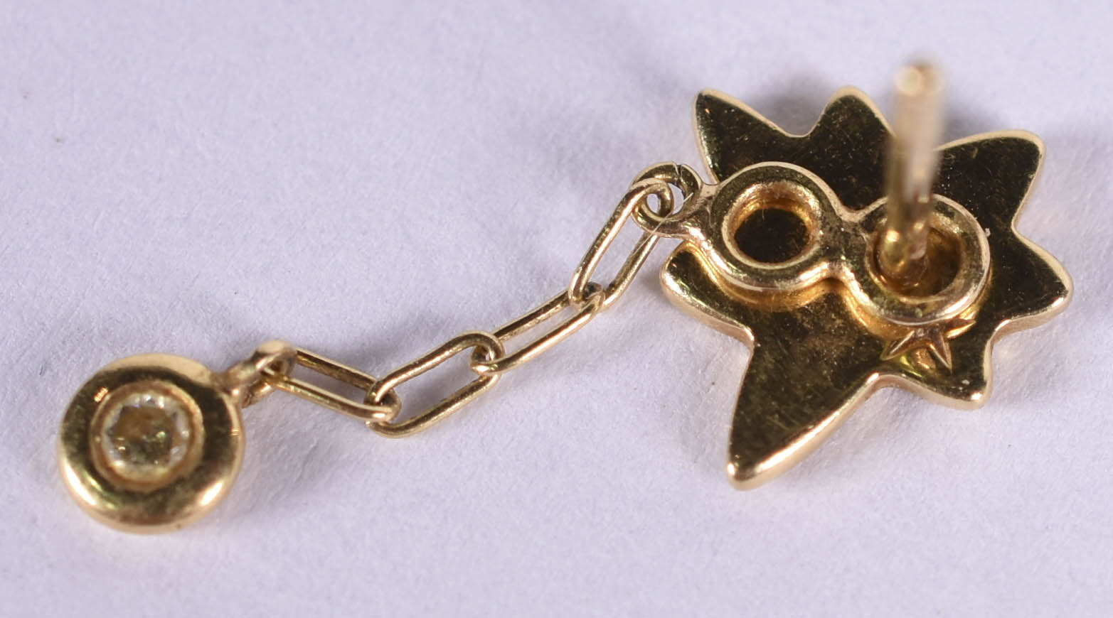 Par de brincos de ouro amarelo 18 k com 2 brilhantes (por motivos de... - foto 3 de 6