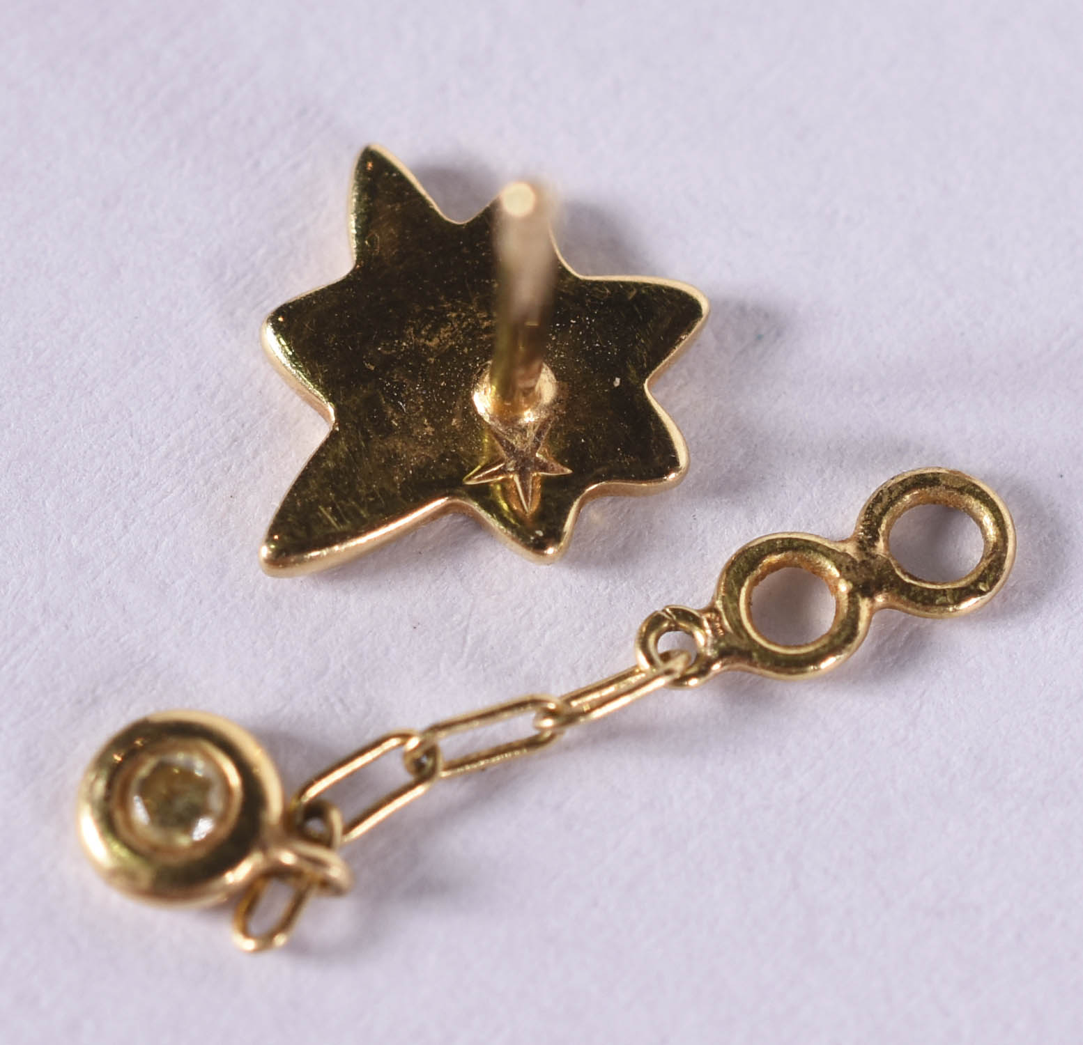 Par de brincos de ouro amarelo 18 k com 2 brilhantes (por motivos de... - foto 4 de 6