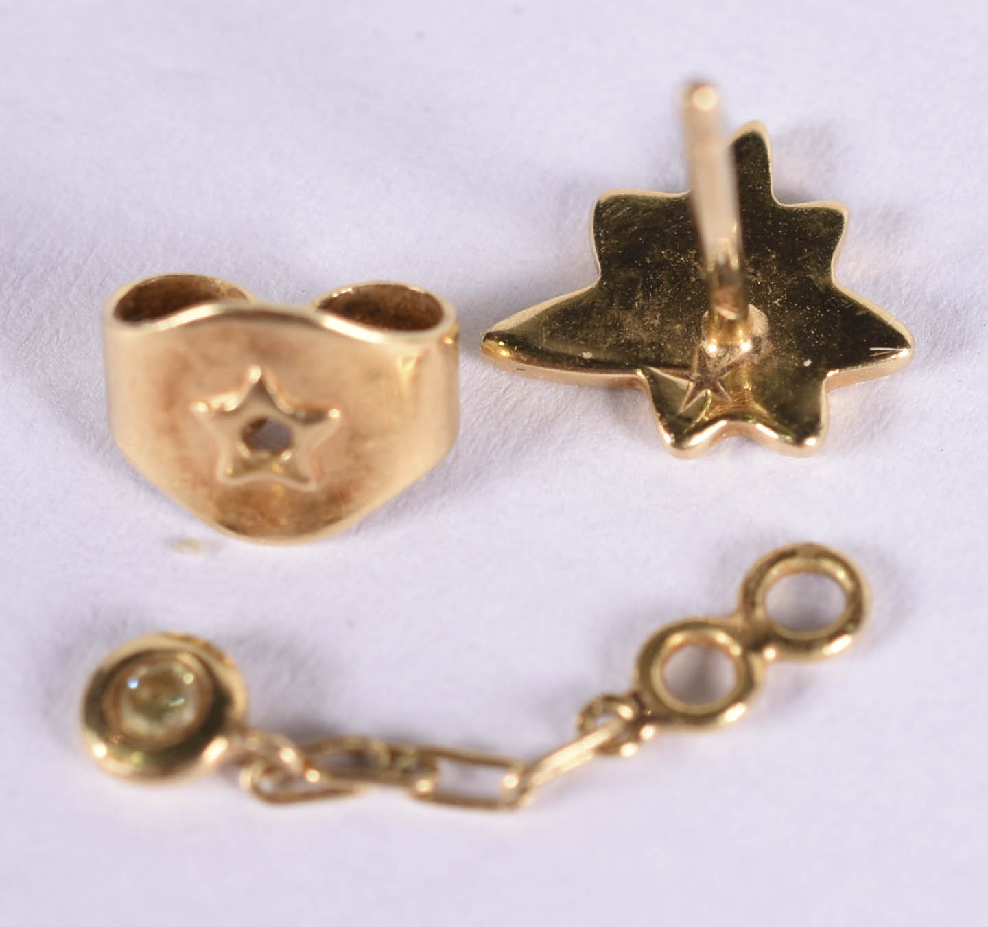 Par de brincos de ouro amarelo 18 k com 2 brilhantes (por motivos de... - foto 5 de 6