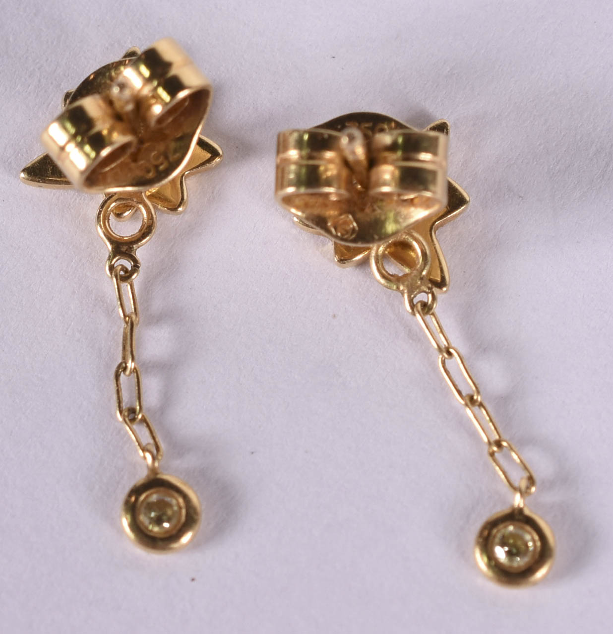 Par de brincos de ouro amarelo 18 k com 2 brilhantes (por motivos de... - foto 6 de 6