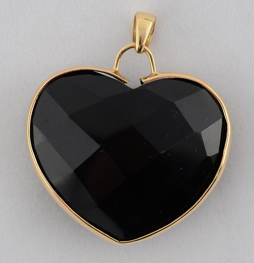 Pendente modelo coração em cristal fume facetado, moldura de ouro 18...