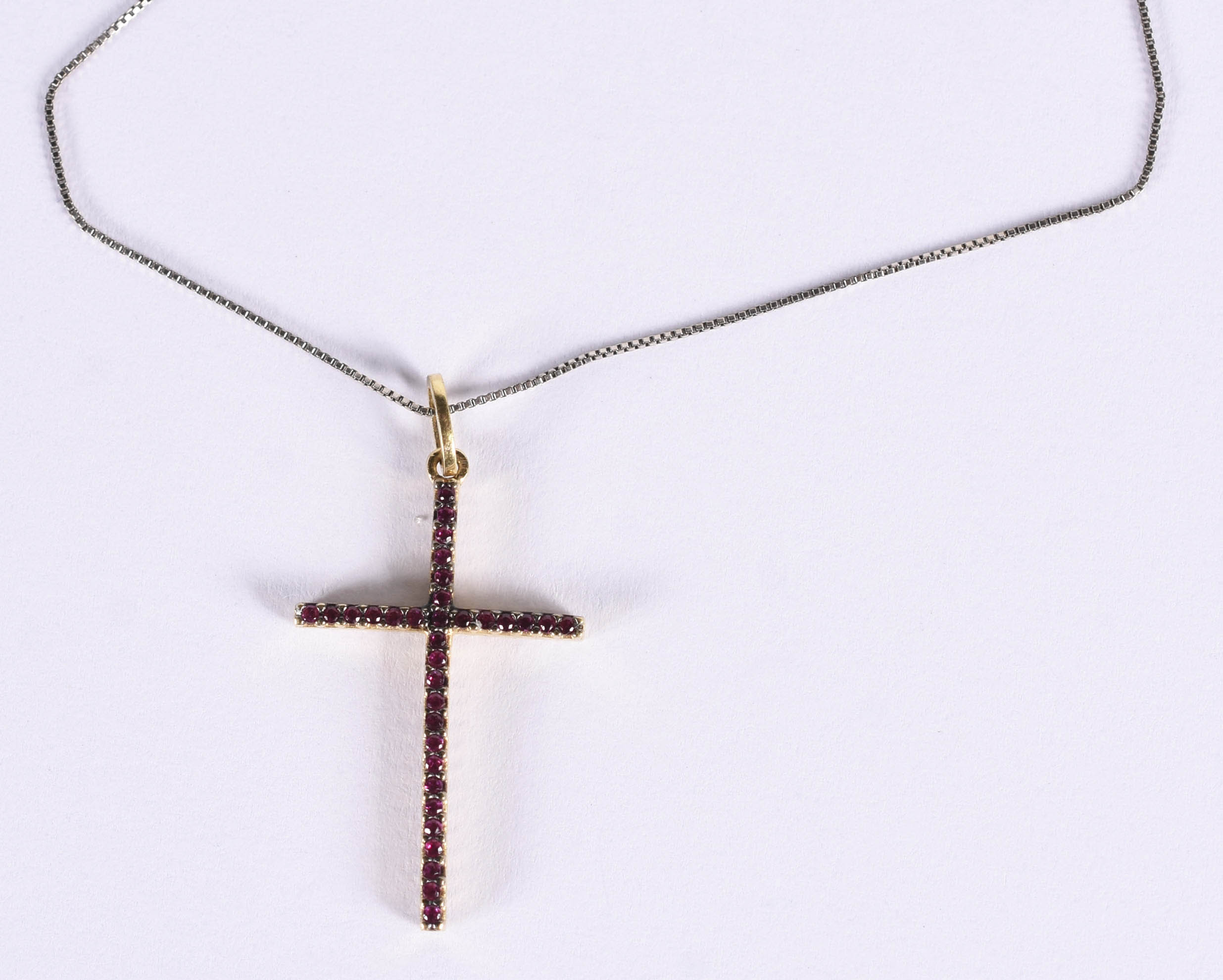 Gargantilha de ouro branco com pingente no feito de cruz, com rubis e... - foto 1 de 5