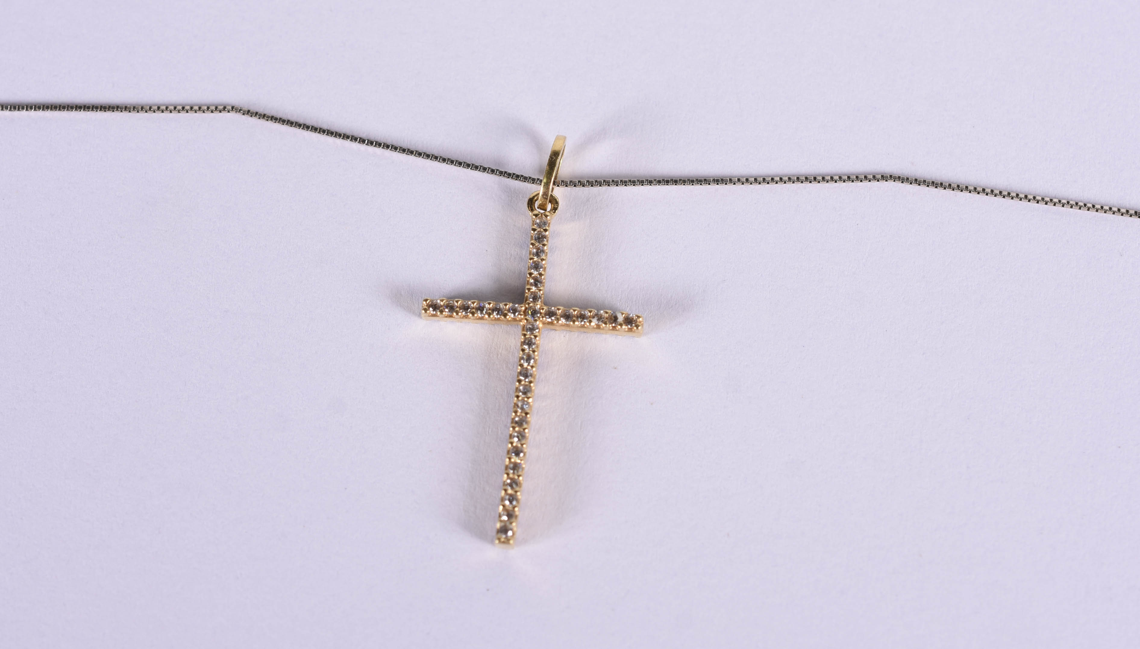 Gargantilha de ouro branco com pingente no feito de cruz, com rubis e... - foto 2 de 5