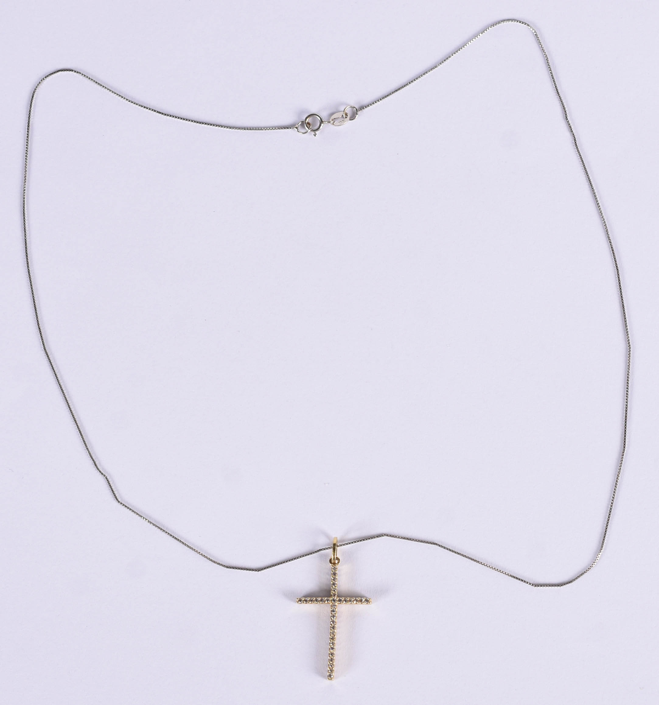 Gargantilha de ouro branco com pingente no feito de cruz, com rubis e... - foto 3 de 5