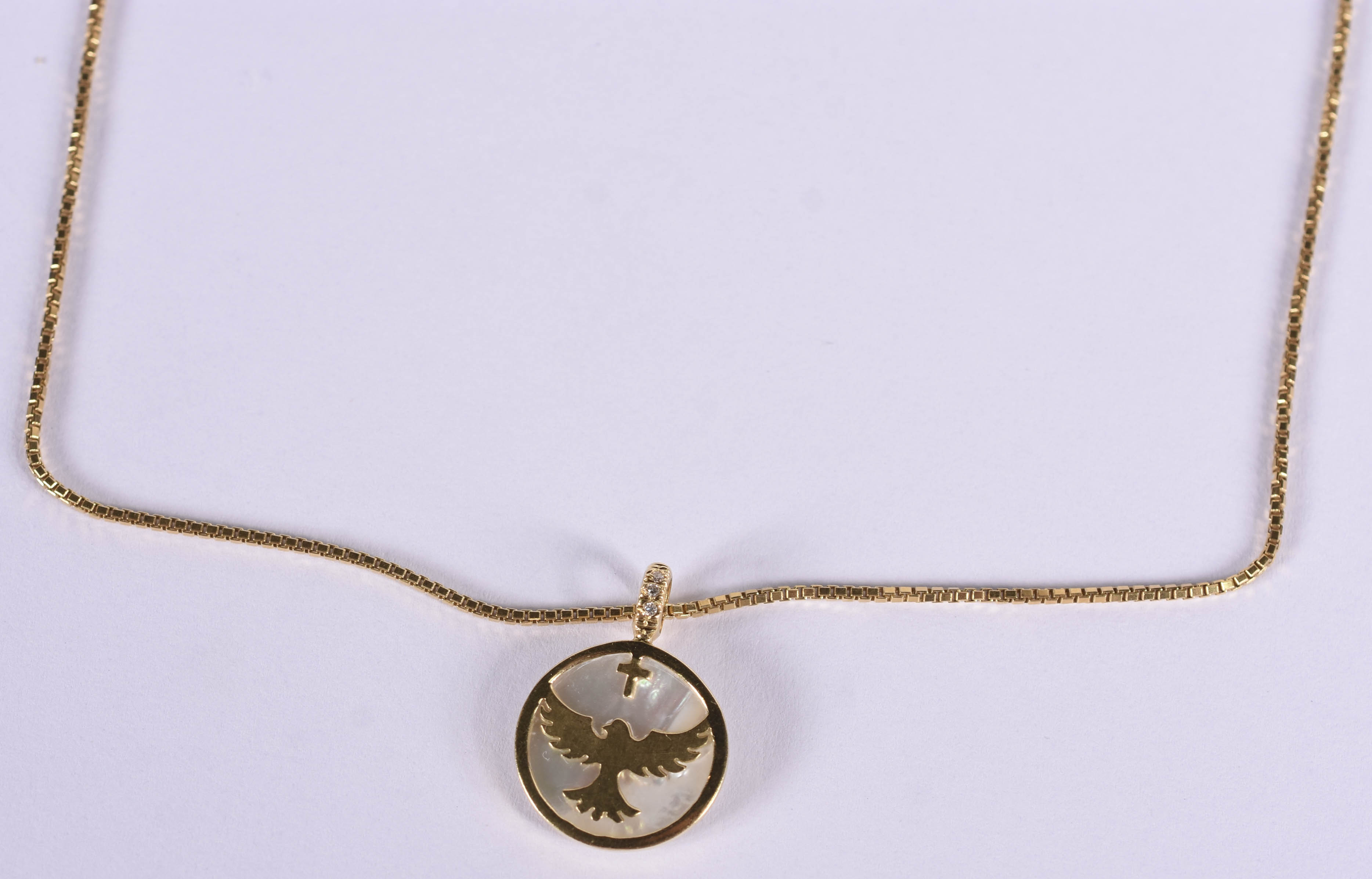 Gargantilha de ouro amarelo 750 e pingente madre pérola com símbolo... - foto 1 de 4