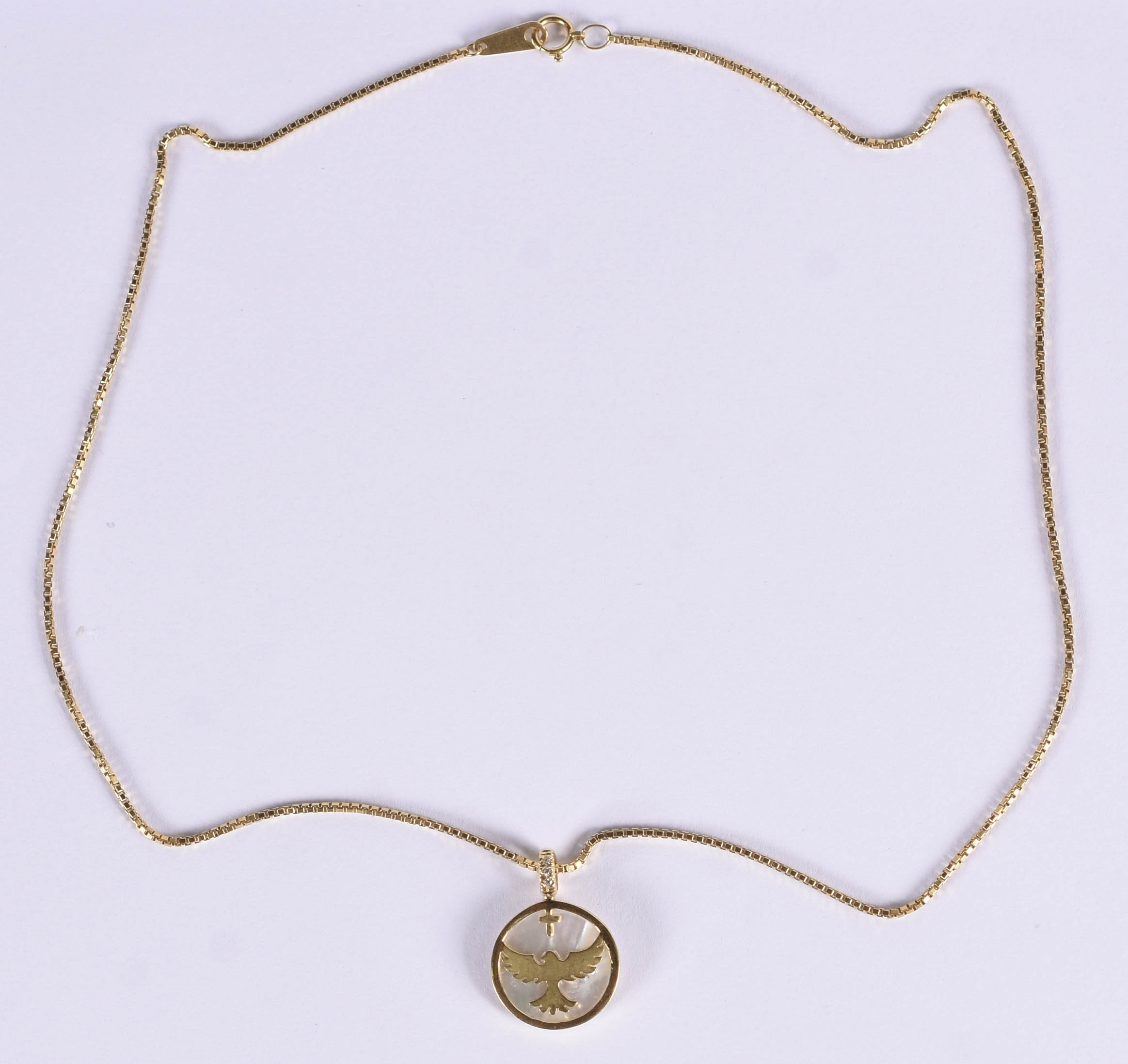 Gargantilha de ouro amarelo 750 e pingente madre pérola com símbolo... - foto 2 de 4