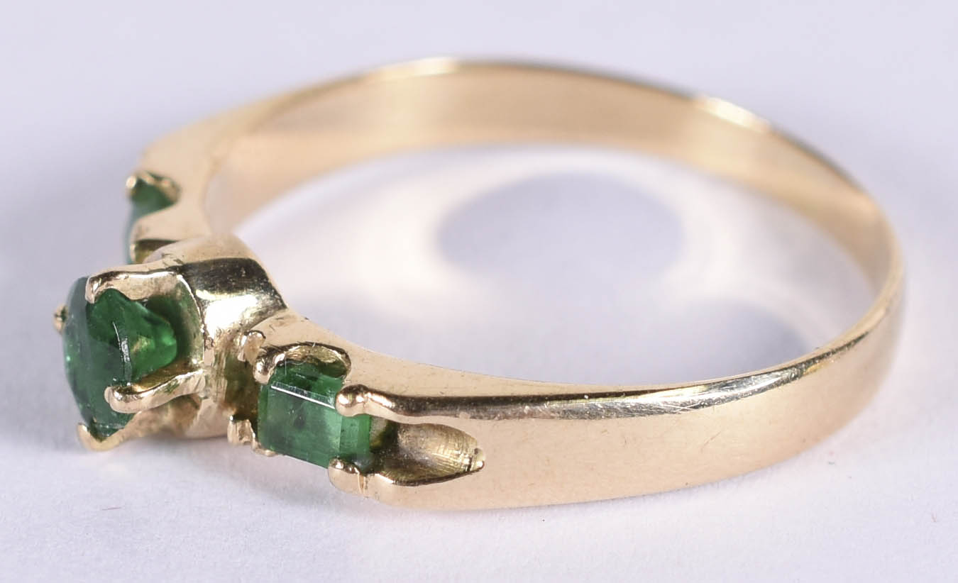 Anel de ouro amarelo 18 k com 3 esmeraldas aro 18 (por motivos de... - foto 2 de 3