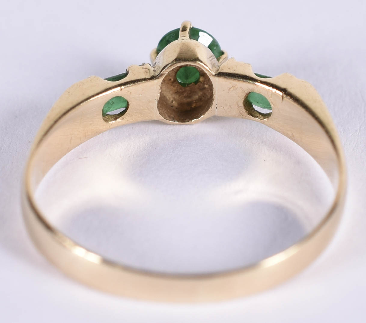 Anel de ouro amarelo 18 k com 3 esmeraldas aro 18 (por motivos de... - foto 3 de 3