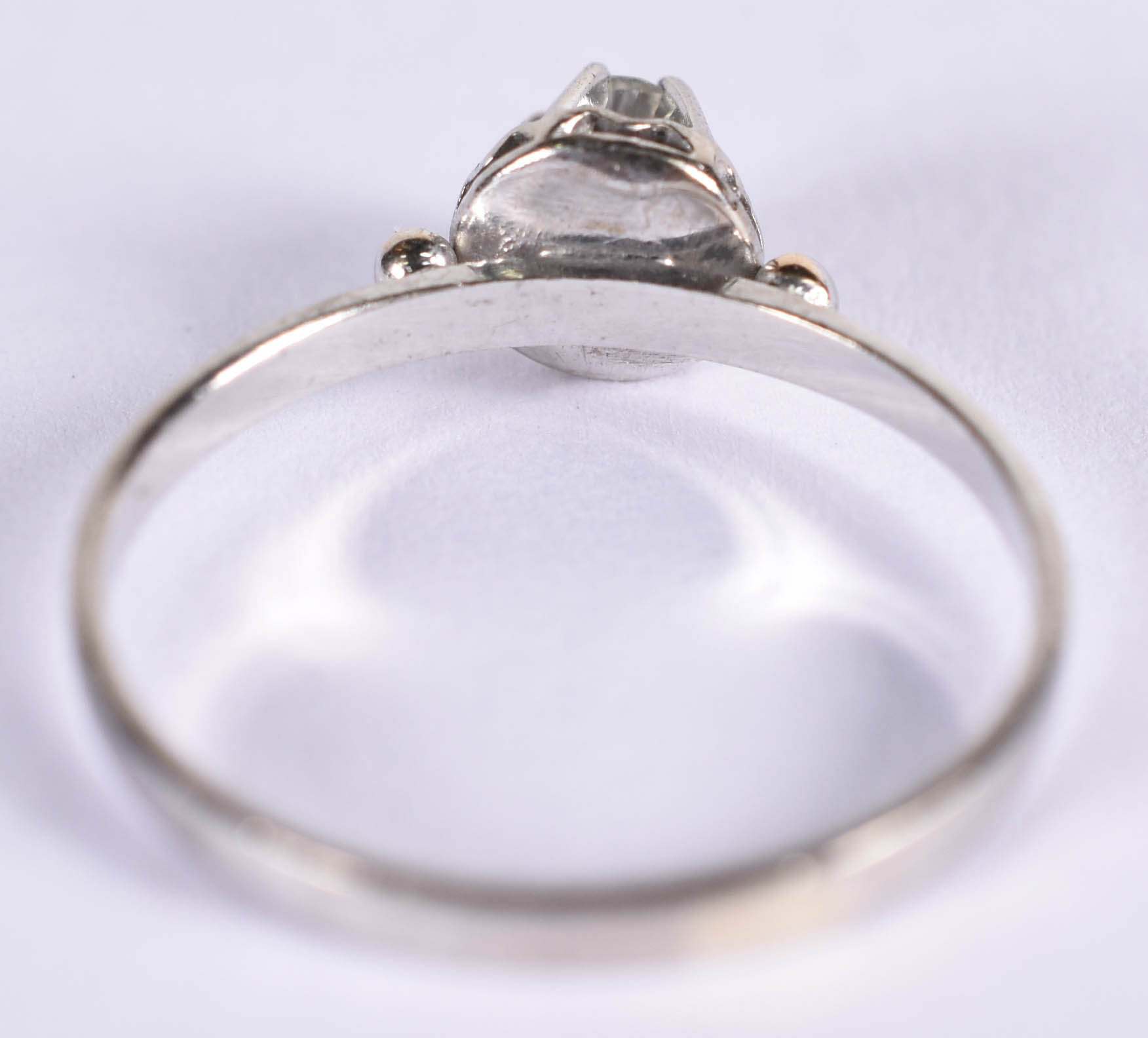 Antigo anel ouro branco com 1 brilhante de 0,10, aro 13 (por motivos... - foto 3 de 3