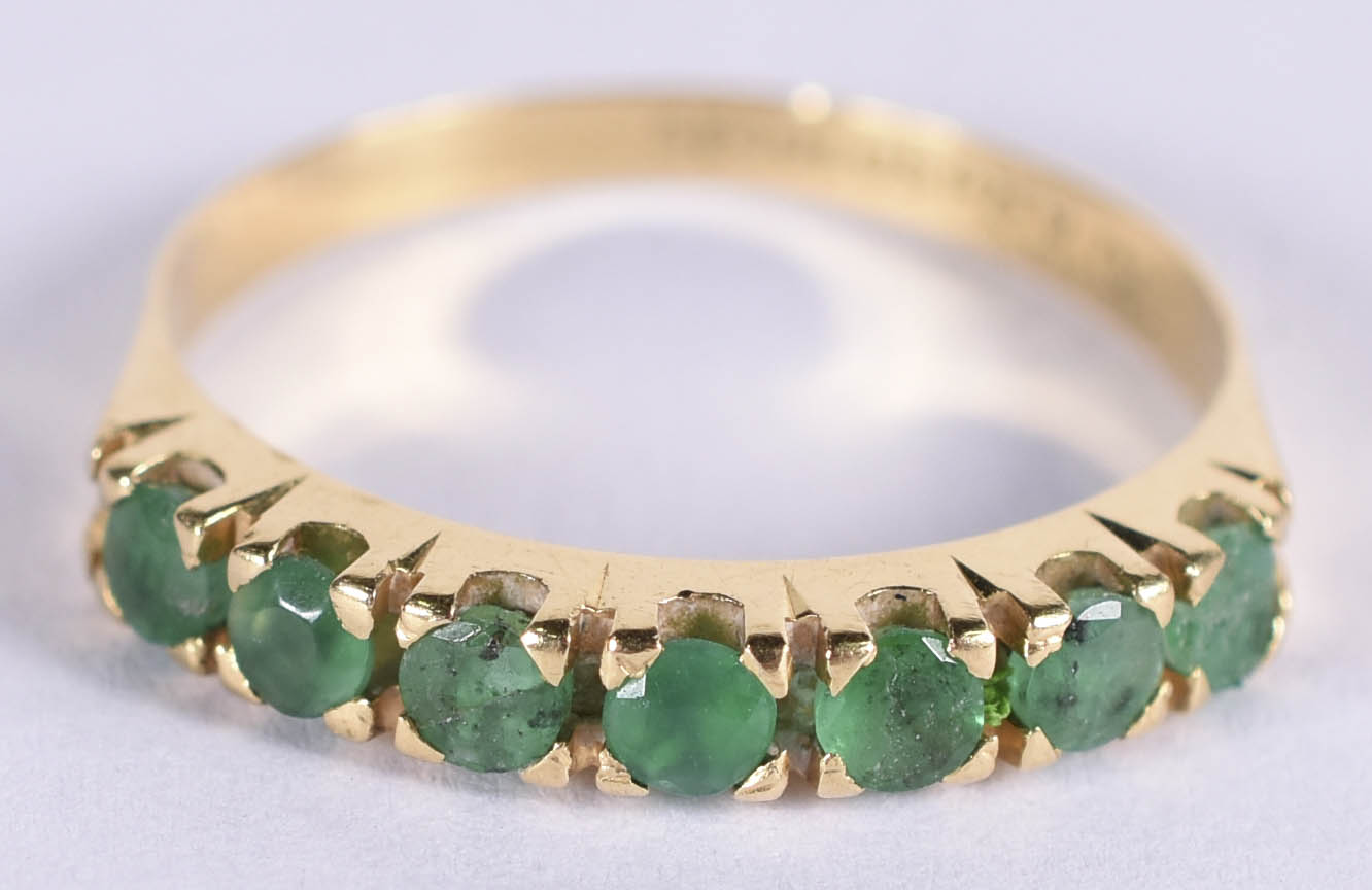 Anel de ouro amarelo 18 k com 7 esmeraldas, aro 16 (por motivos de... - foto 1 de 4