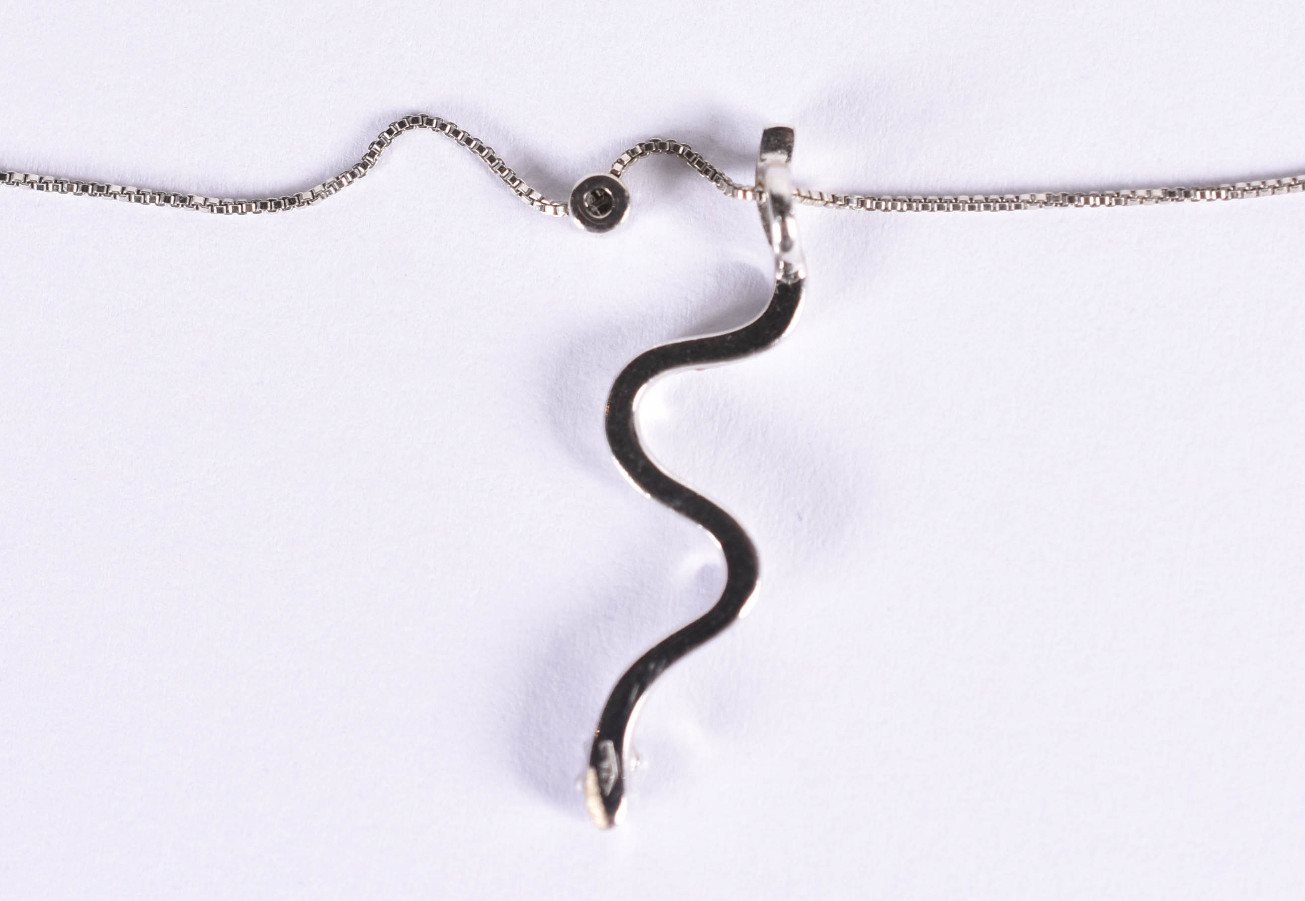 Gargantilha de ouro branco com pingente e ponto de luz(por motivos de... - foto 4 de 6
