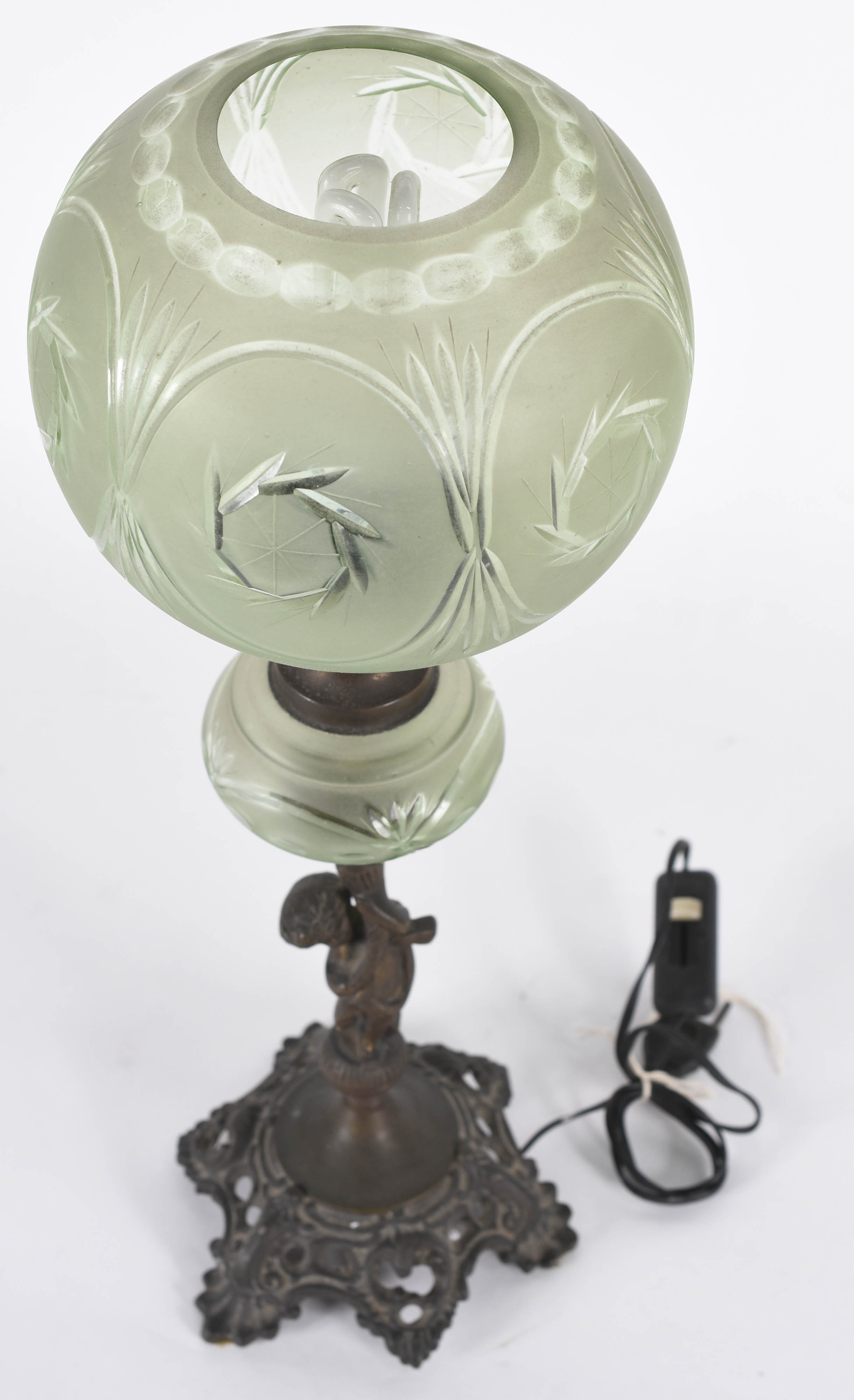 Luminária de metal com figura infantil, cúpula verde e detalhe de... - foto 2 de 4