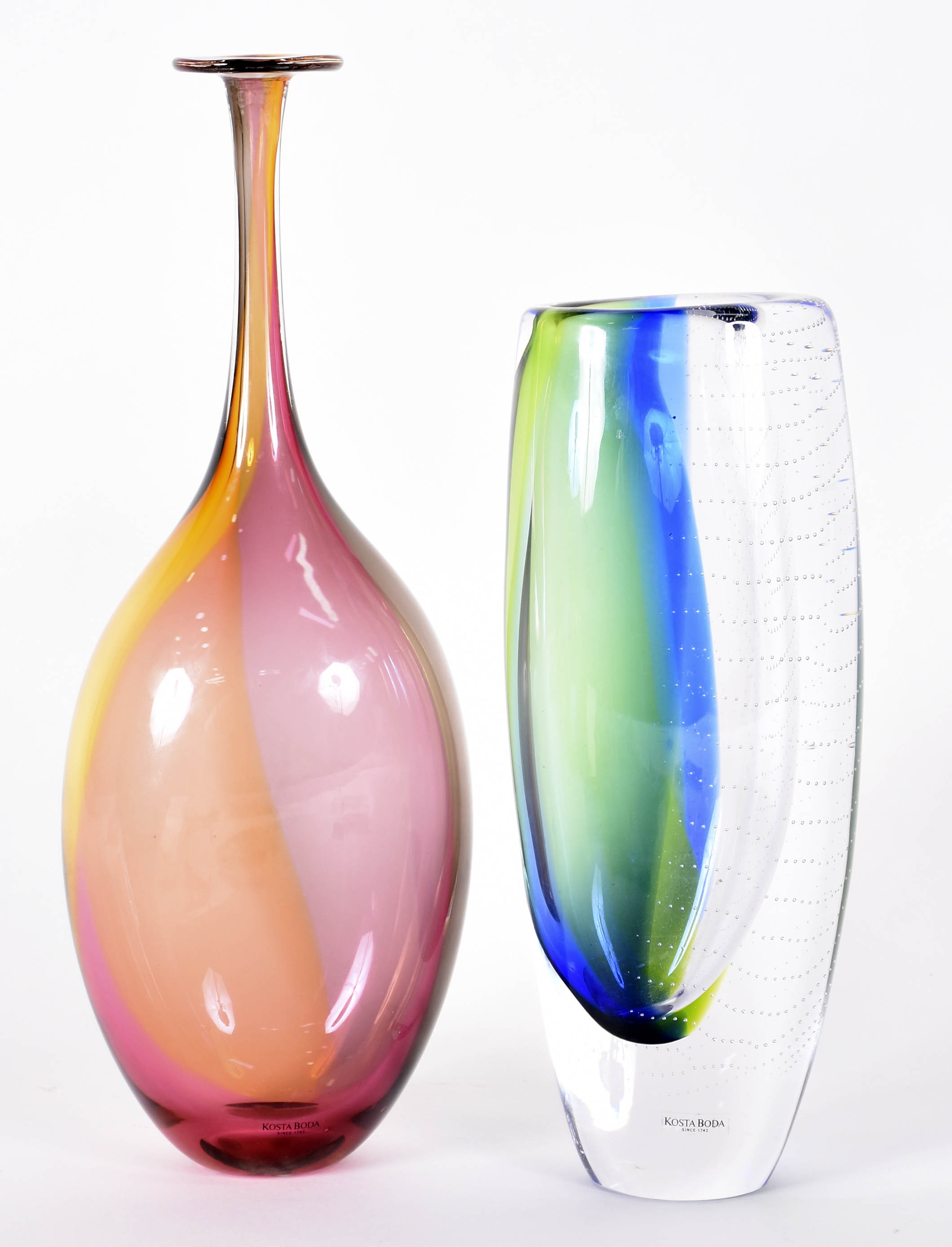 Dois vasos suecos decorativos de vidro colorido, assinados na base... - foto 1 de 8