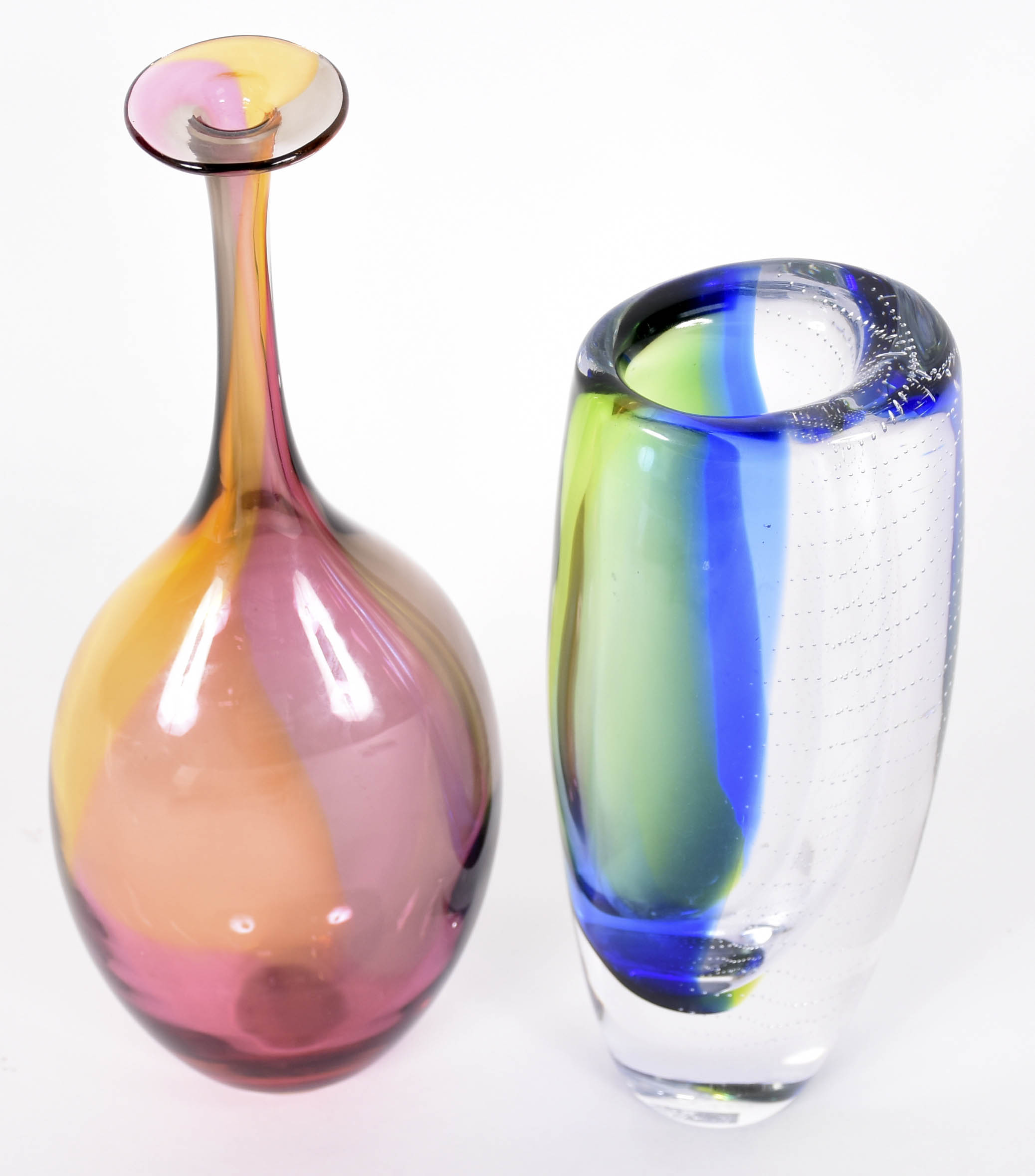 Dois vasos suecos decorativos de vidro colorido, assinados na base... - foto 2 de 8