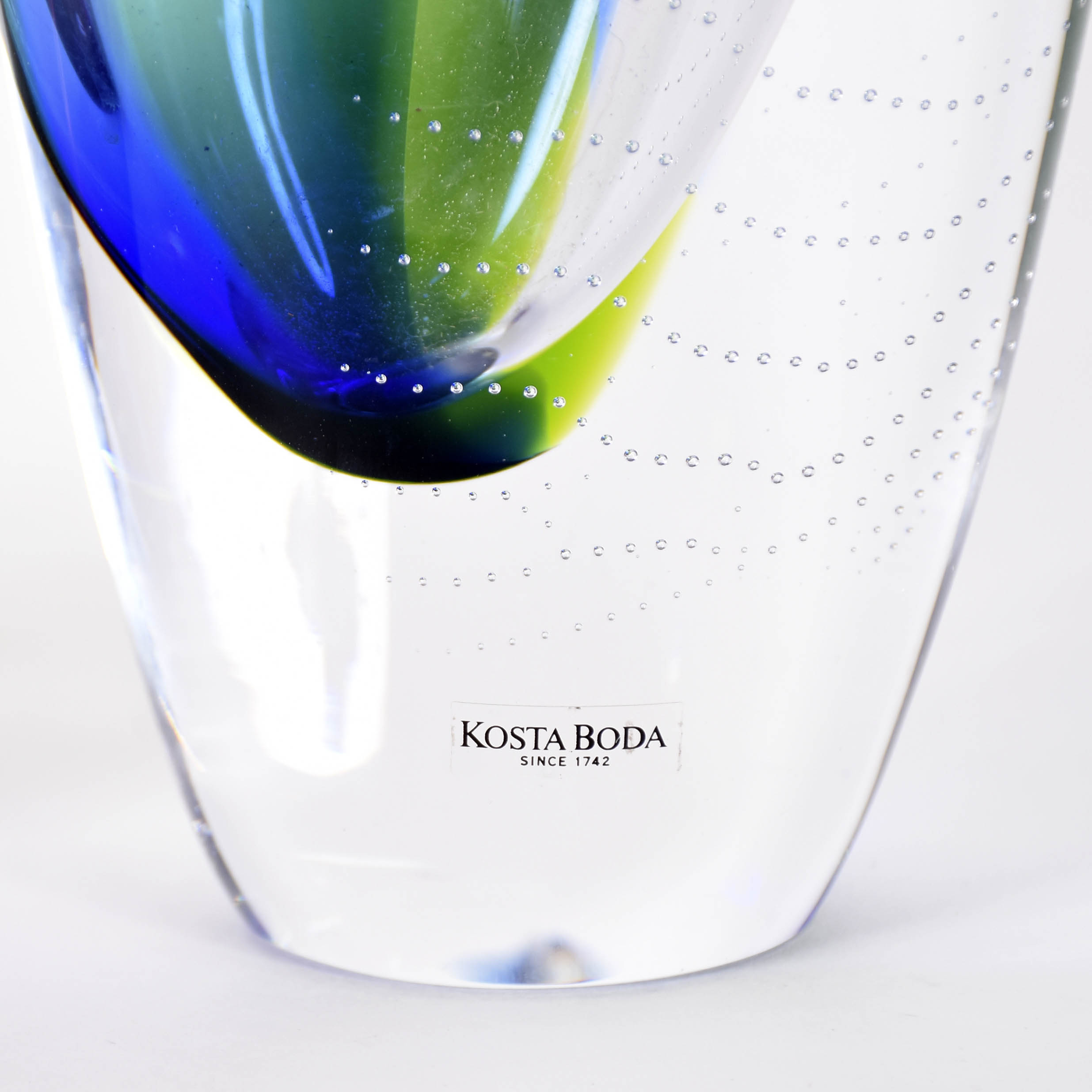 Dois vasos suecos decorativos de vidro colorido, assinados na base... - foto 3 de 8