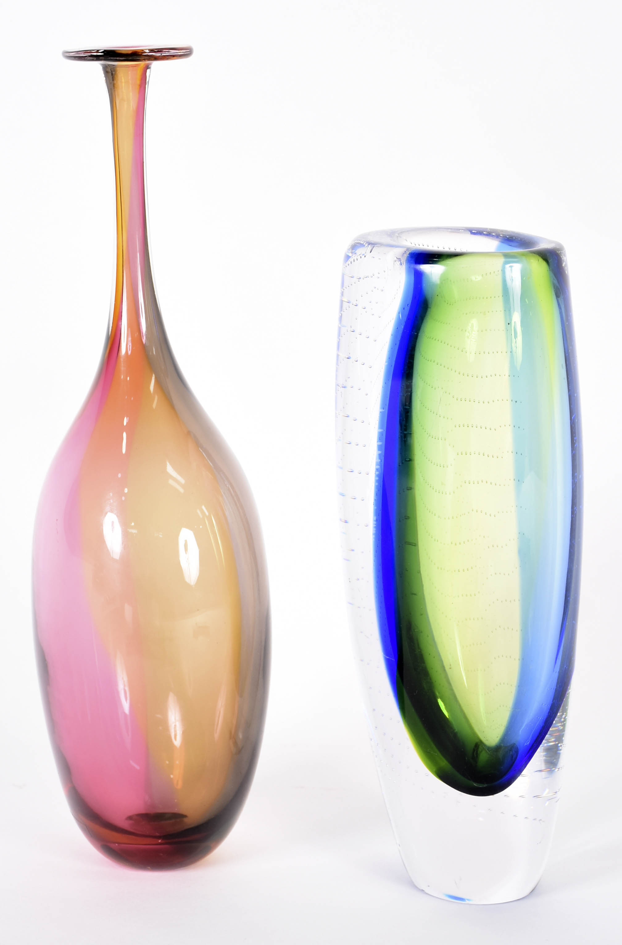Dois vasos suecos decorativos de vidro colorido, assinados na base... - foto 4 de 8