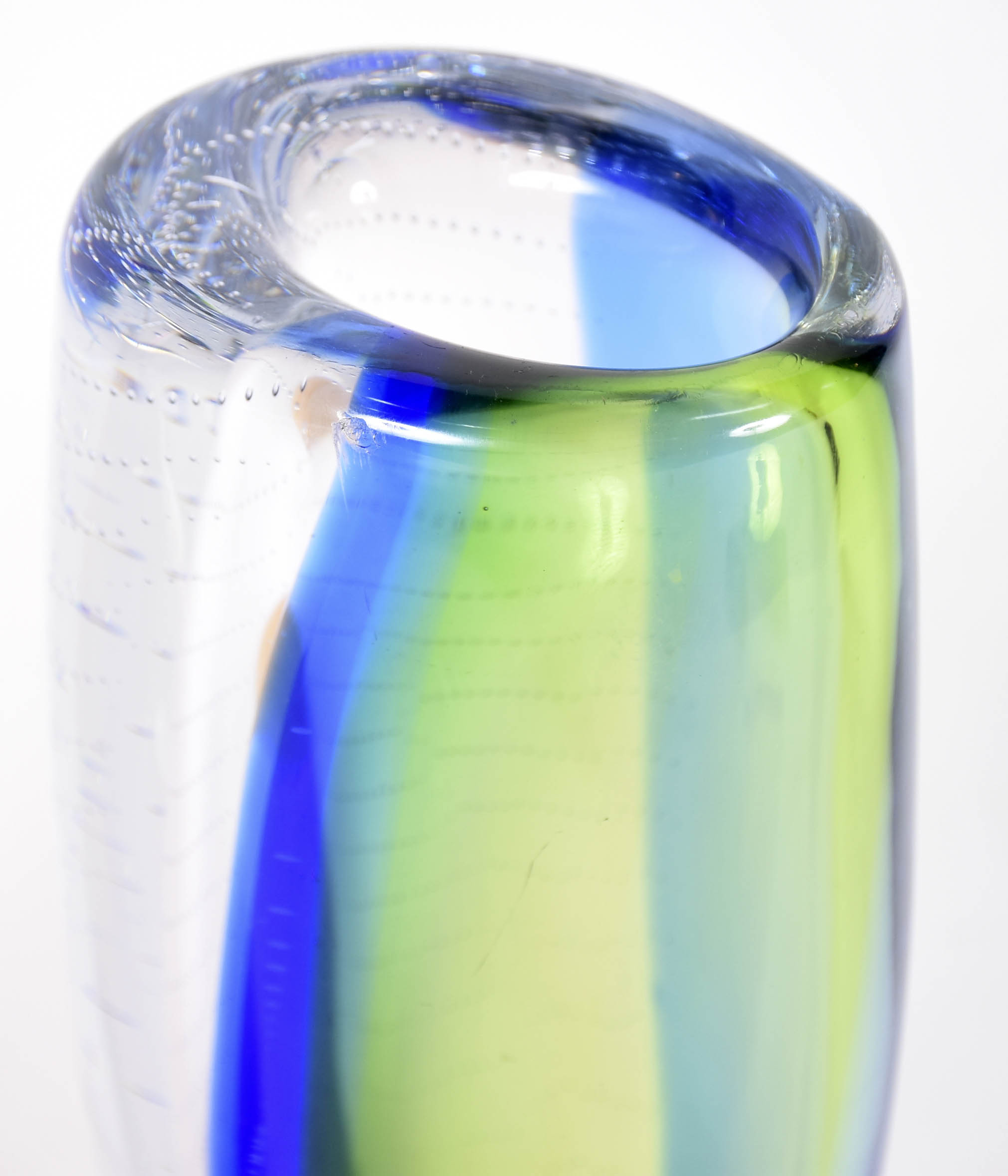 Dois vasos suecos decorativos de vidro colorido, assinados na base... - foto 5 de 8