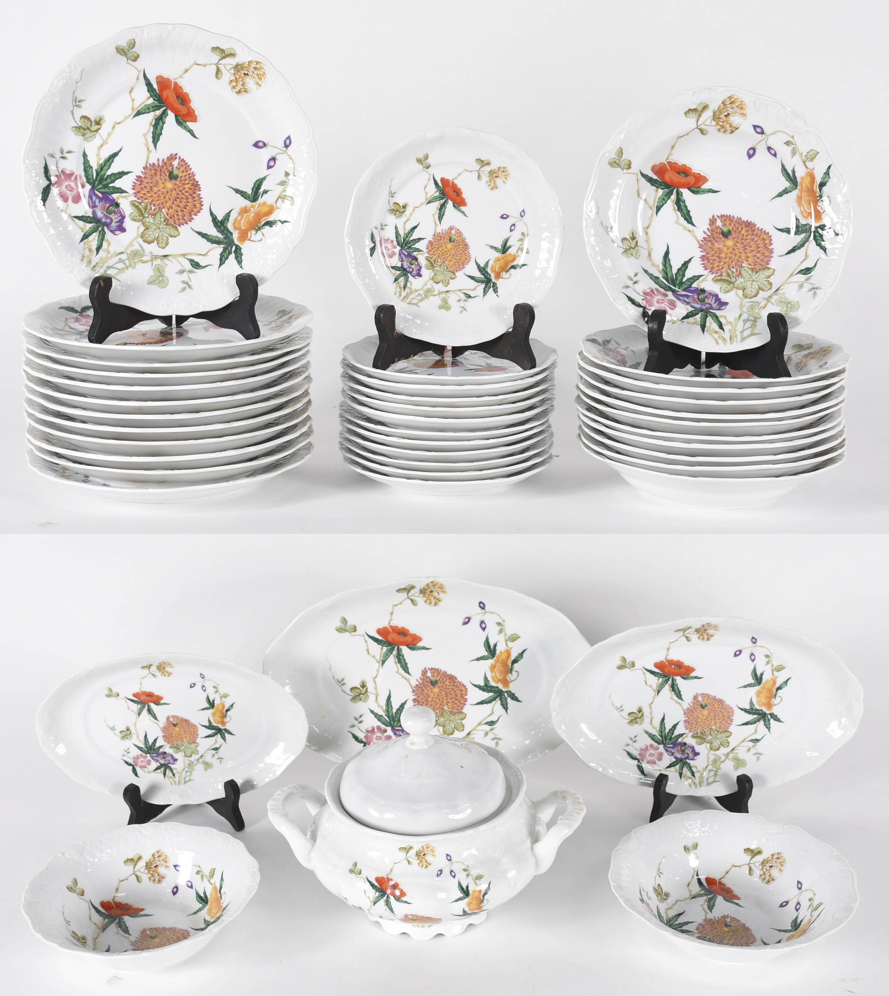 Aparelho de jantar de porcelana floral policromada, marca da loja... - foto 1 de 7