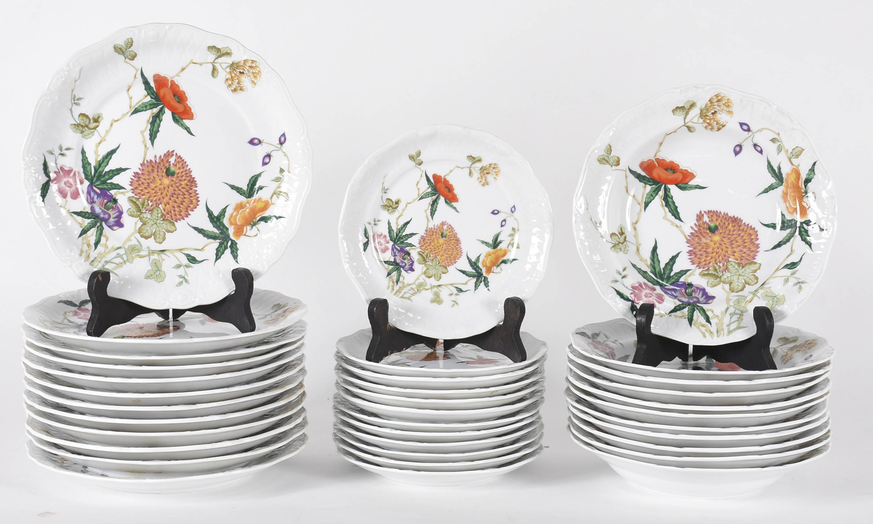 Aparelho de jantar de porcelana floral policromada, marca da loja... - foto 2 de 7