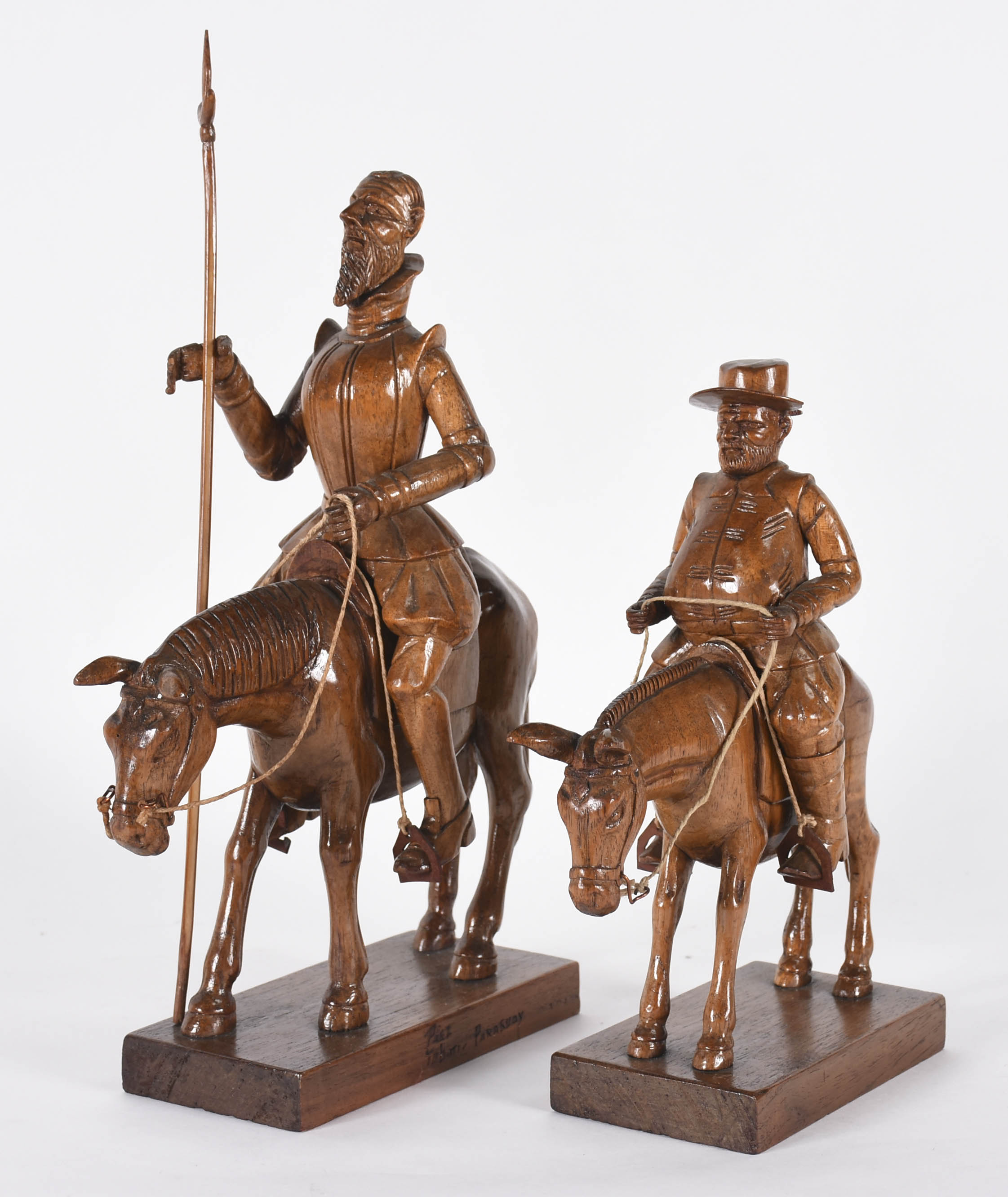 Escultura de madeira representando Dom Quixote e Sancho Pança... - foto 1 de 8