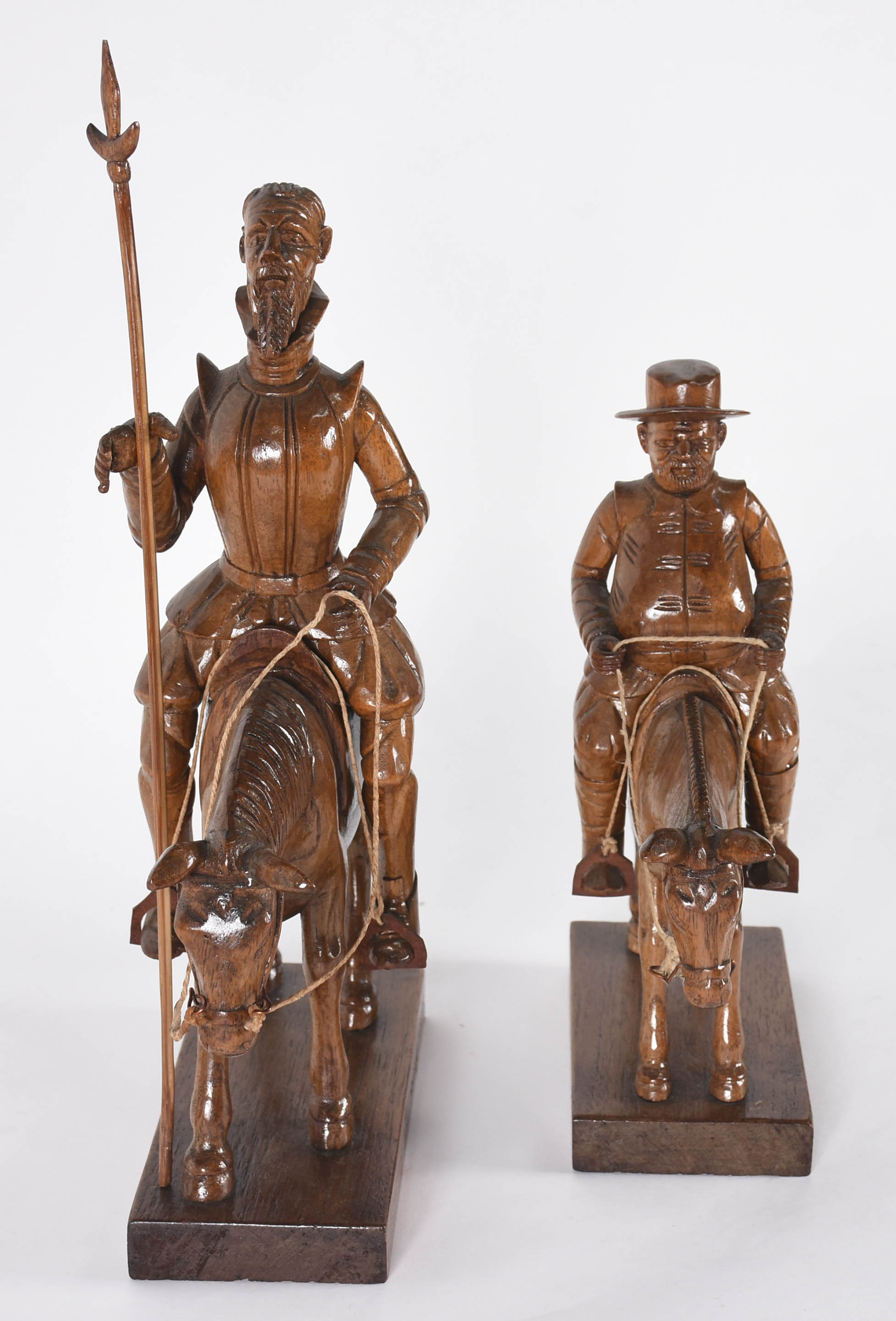 Escultura de madeira representando Dom Quixote e Sancho Pança... - foto 2 de 8