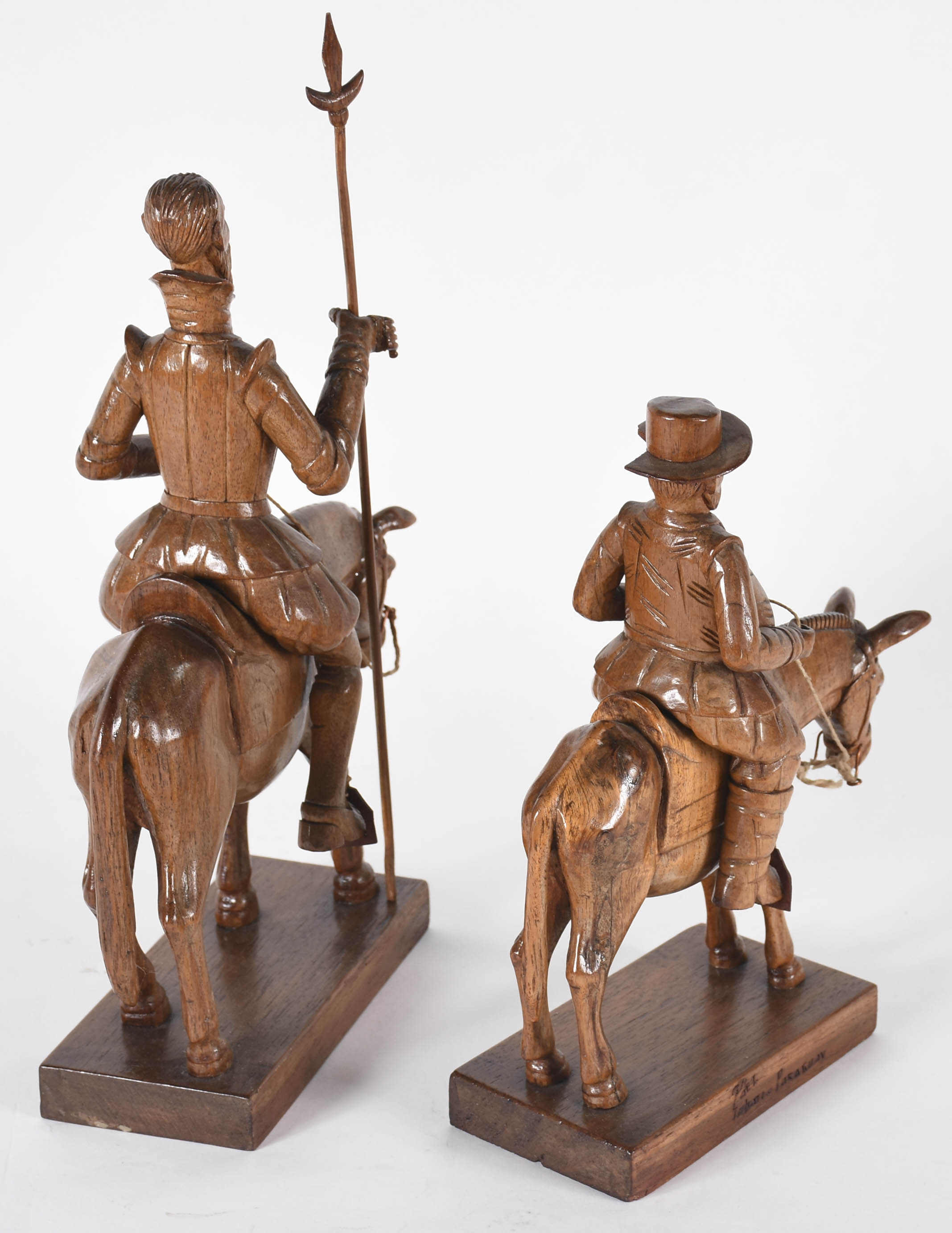Escultura de madeira representando Dom Quixote e Sancho Pança... - foto 4 de 8