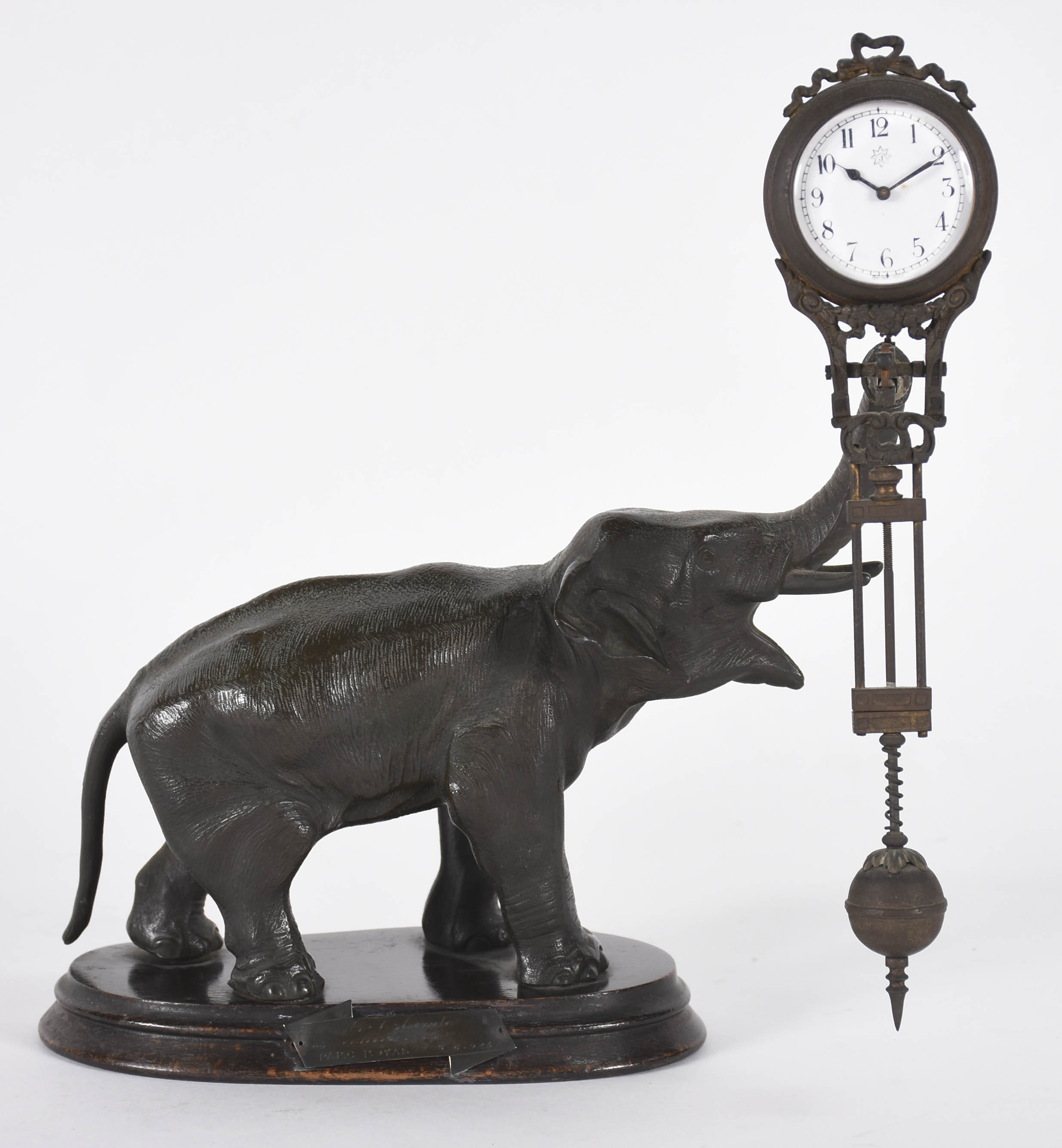 Escultura de petit bronze representando elefante com relógio pendente... - foto 1 de 8