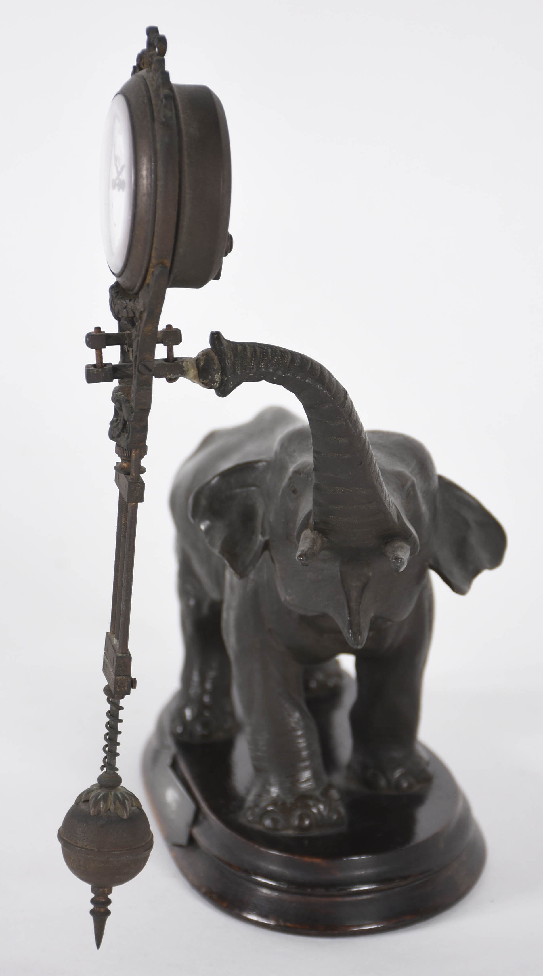 Escultura de petit bronze representando elefante com relógio pendente... - foto 4 de 8