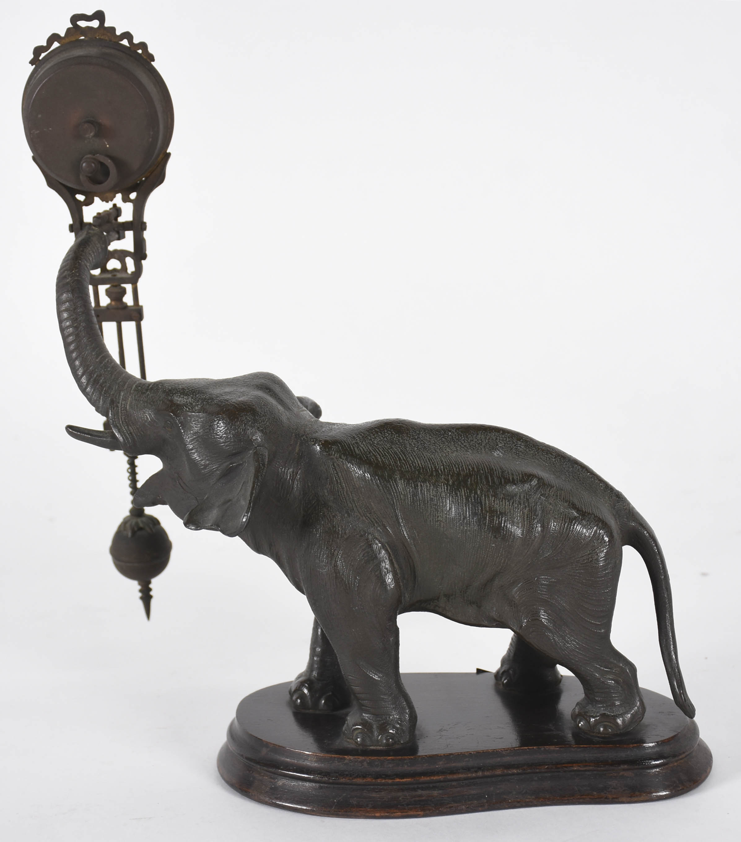 Escultura de petit bronze representando elefante com relógio pendente... - foto 5 de 8