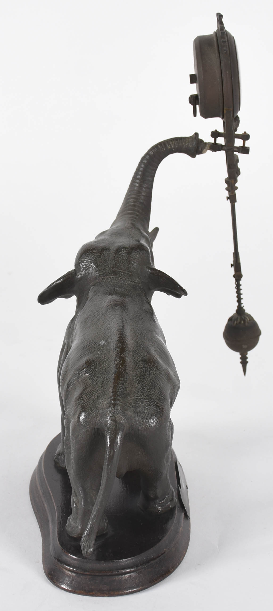 Escultura de petit bronze representando elefante com relógio pendente... - foto 6 de 8